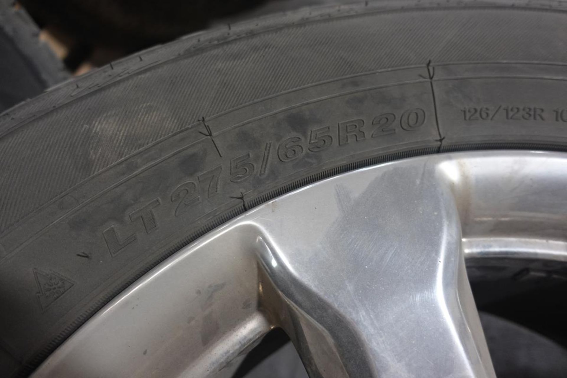 SAILUN, LT275/65R20, M+S, TIRE ON CHROME RIM WITH LUG NUTS (FITS FORD, F550) - Image 3 of 10