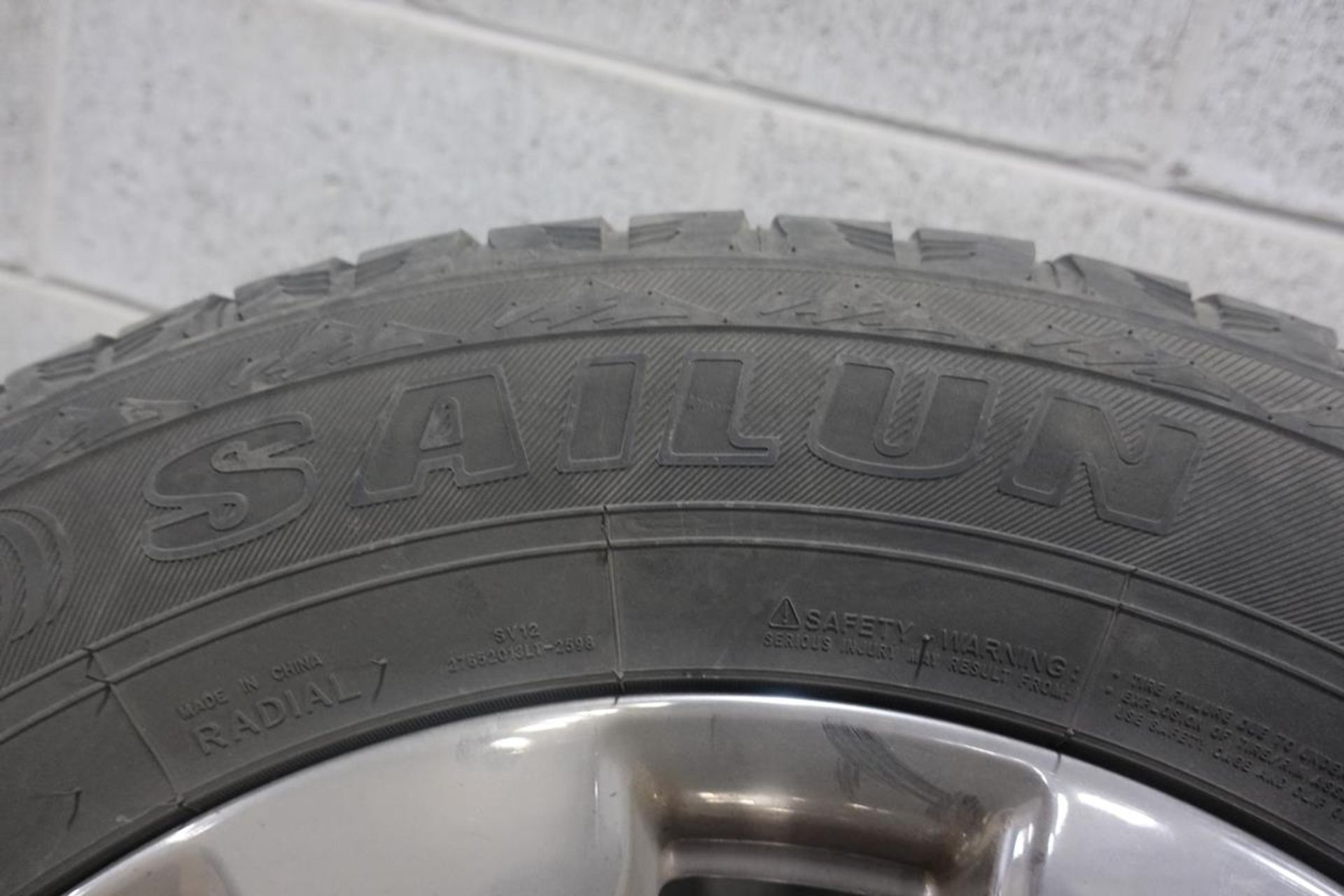 SAILUN, LT275/65R20, M+S, TIRE ON CHROME RIM WITH LUG NUTS (FITS FORD, F550) - Image 4 of 10