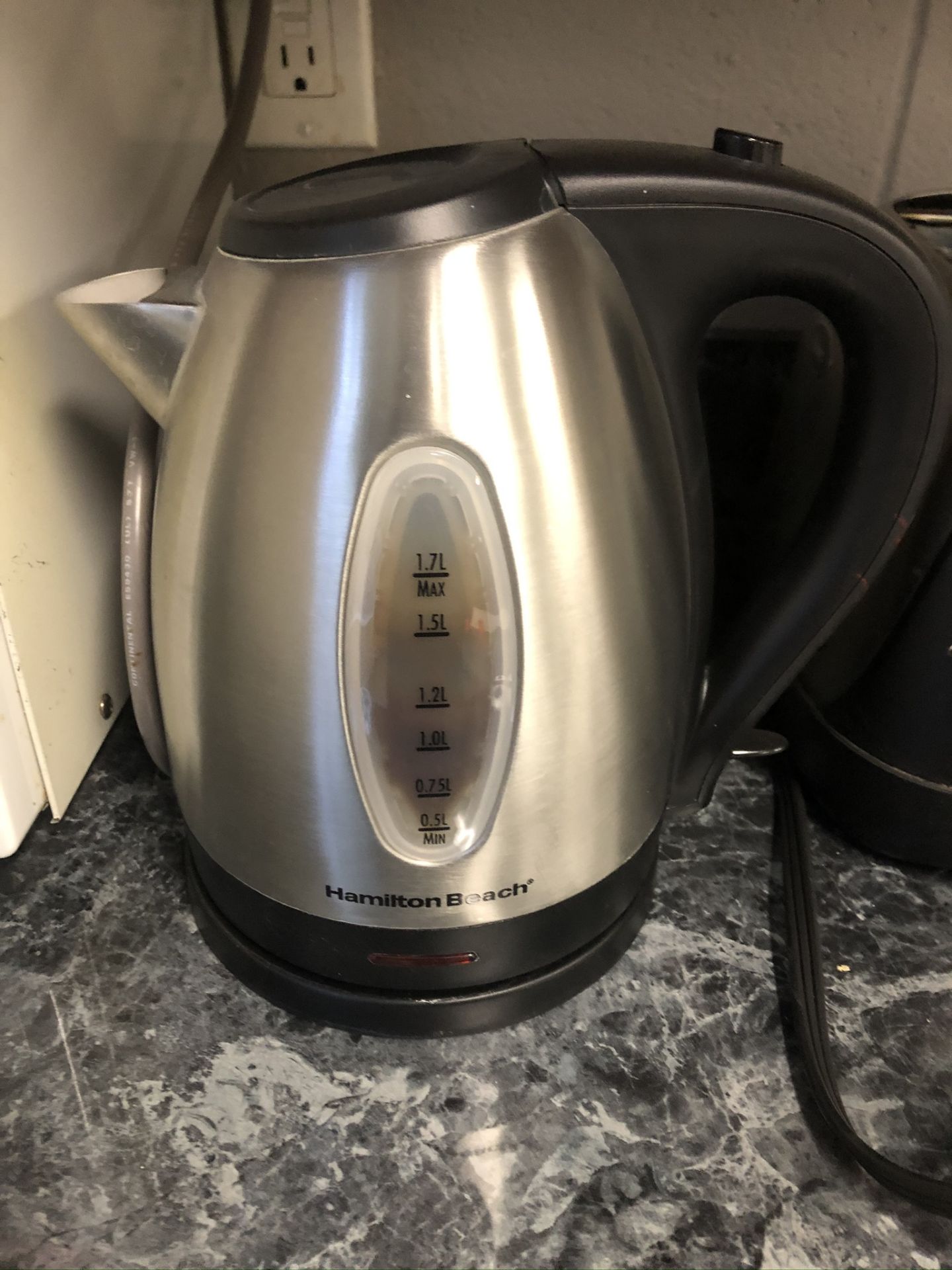 LOT OF KITCHEN EQUIPMENT COMPRISED OF SAMSUNG, MICROWAVE, HAMILTON BEACH, ELECTRIC KETTLE AND OSTER, - Image 4 of 4