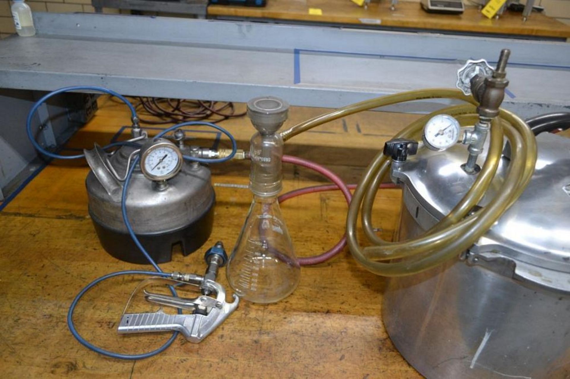 LOT: Vacuum Pump & (2) Pressure Pots with Spray Gun - Image 2 of 2