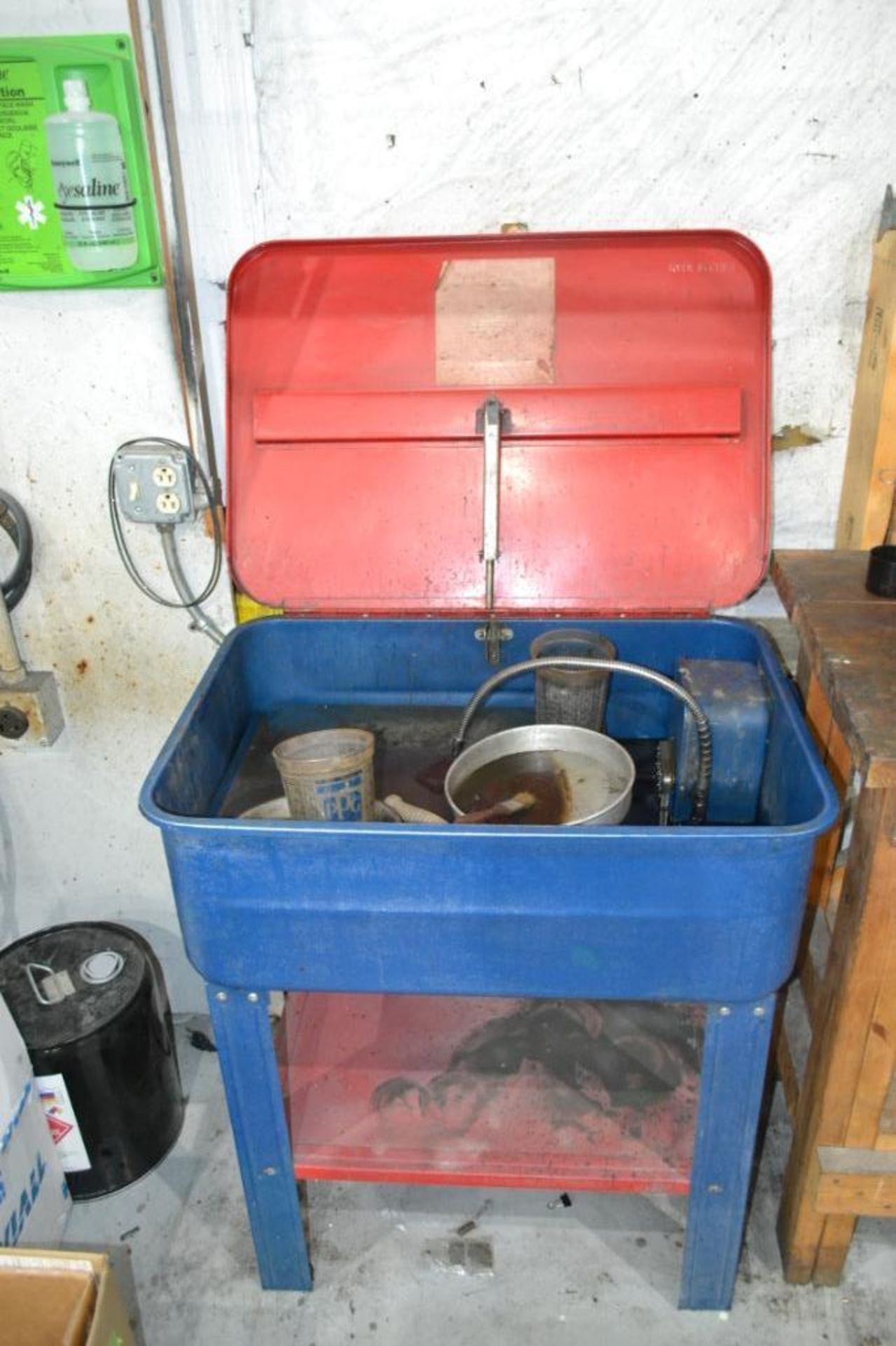 LOT: Parts Wash Tank with Bearing Greaser