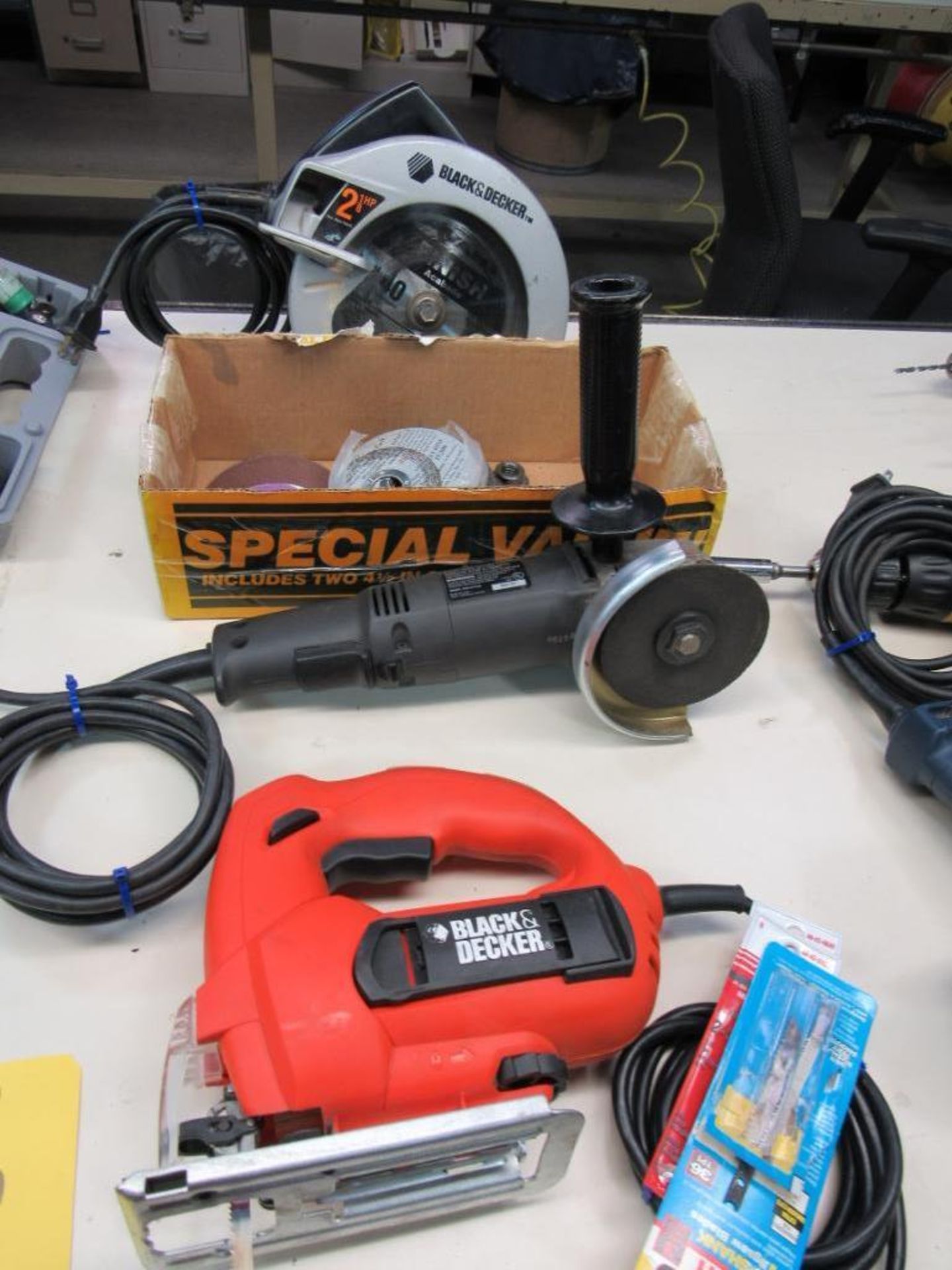 LOT: (1) 4-1/2 in. Electric Angle Grinder, (1) Black & Decker Jig Saw, (1) Black & Decker 7-1/4 in.