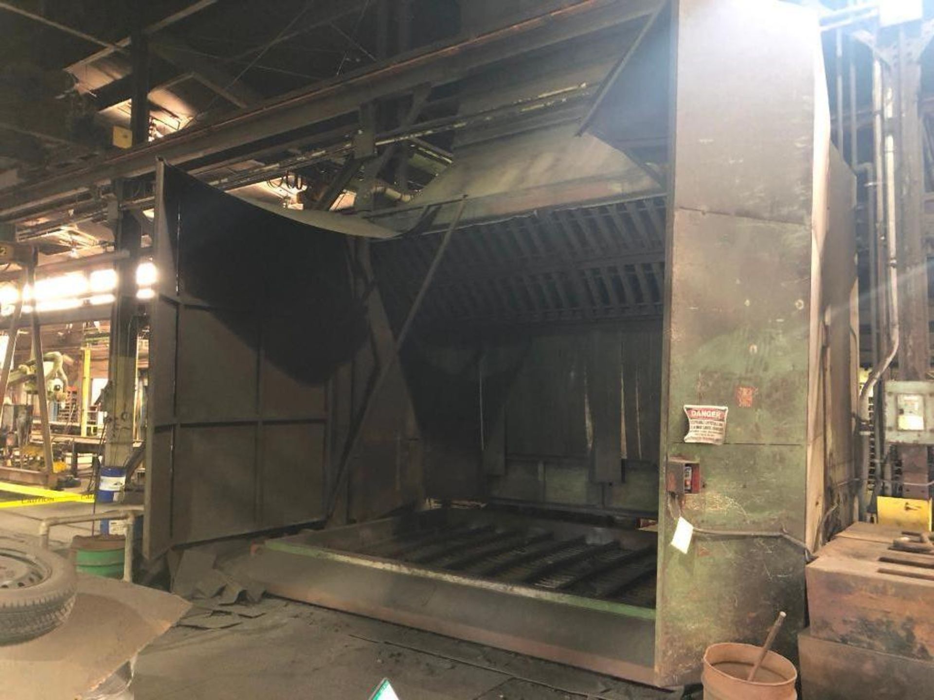 LOT: IMF 2500 x 3600mm Shakeout with Exhaust, 12,000 kg Capacity with Exhaust Hood