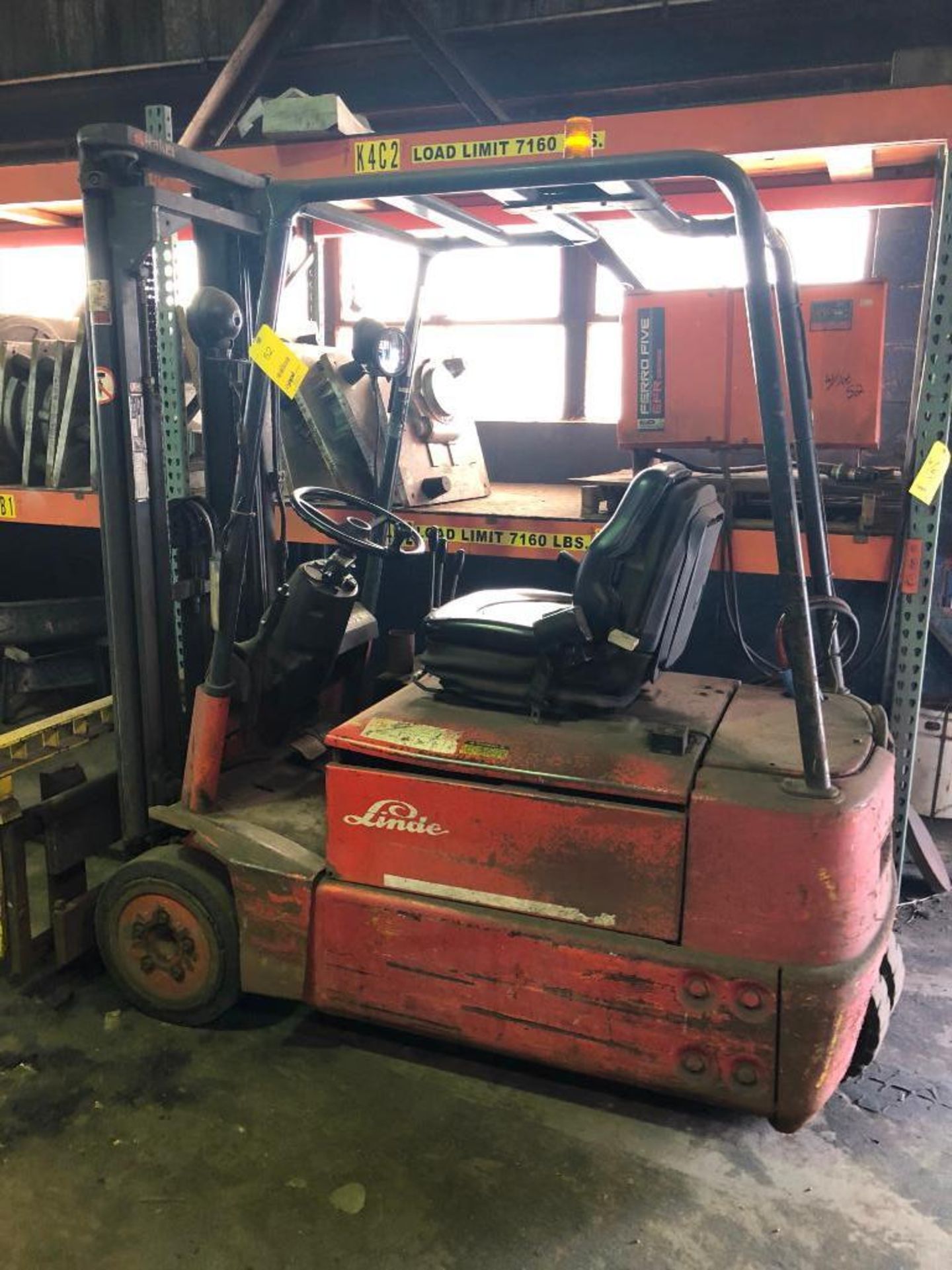LOT: Linde Model E15S Electric Fork Lift Truck S/N 324F03617316 with Charger