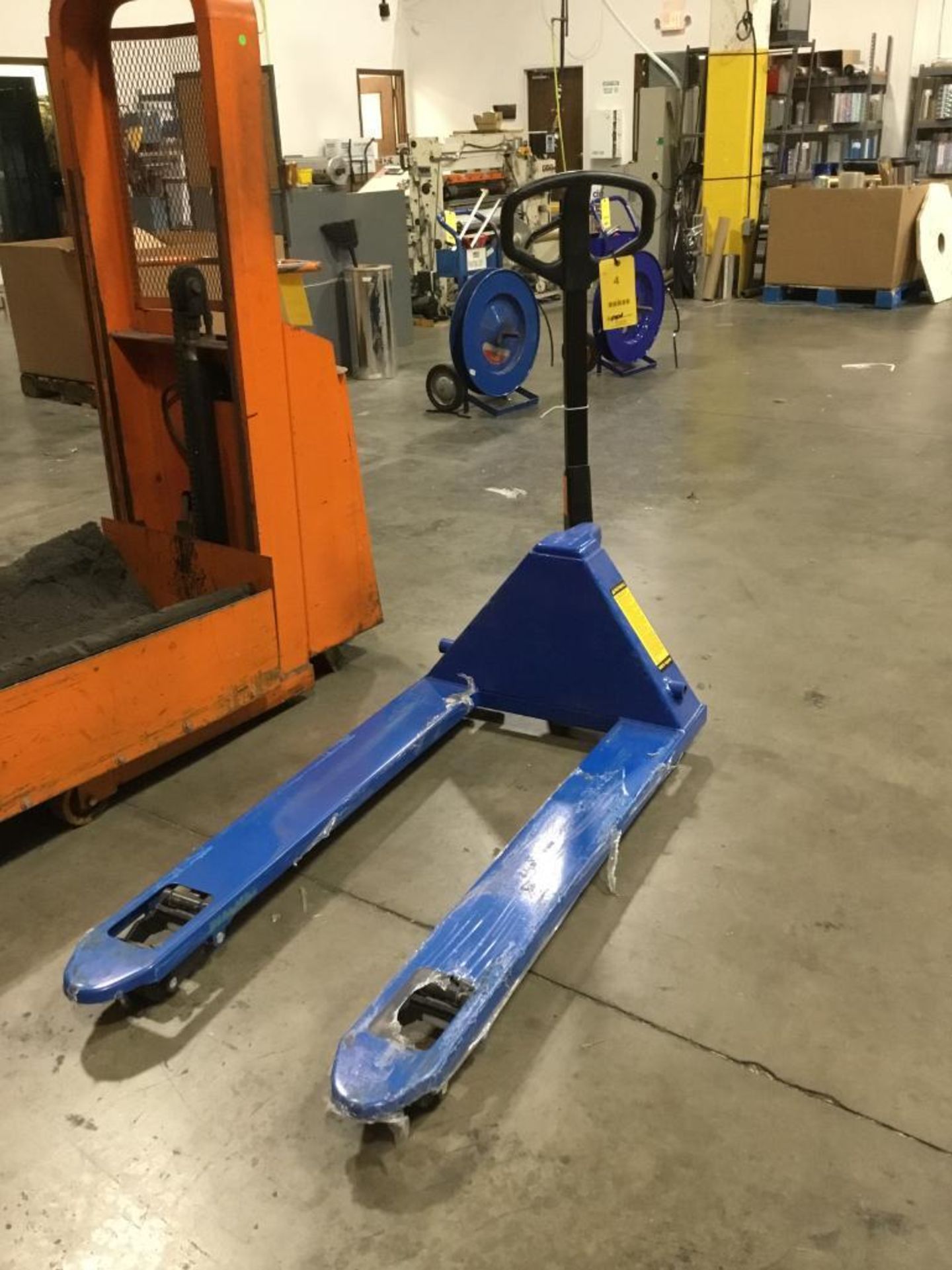 Global 26.75 in. x 48 in. 5,500 Pallet Jack S/N P699476 (LOCATED IN PA)