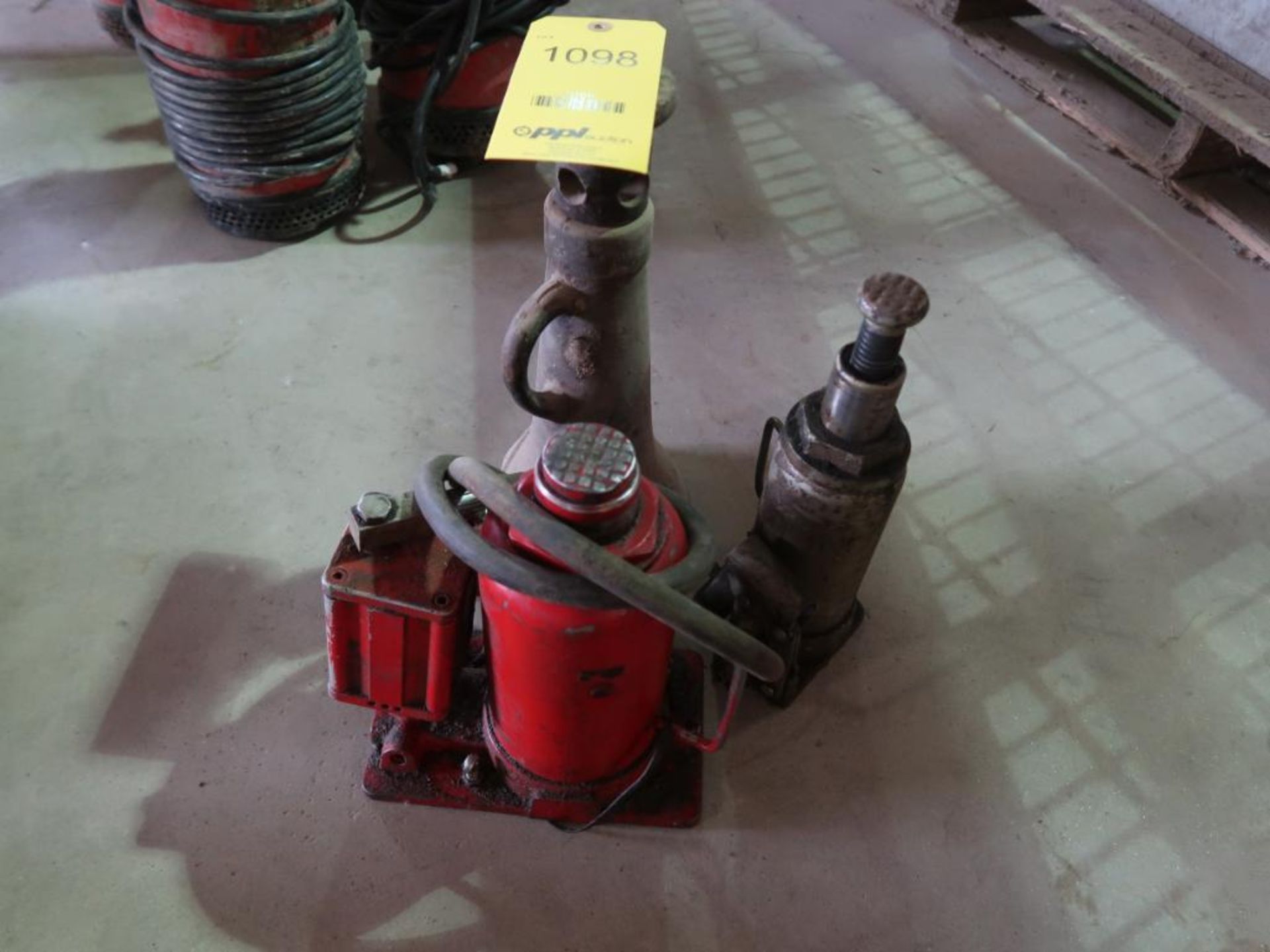 LOT: (1) Pneumatic Jack, (1) Screw Jack, (1) Hydraulic Jack