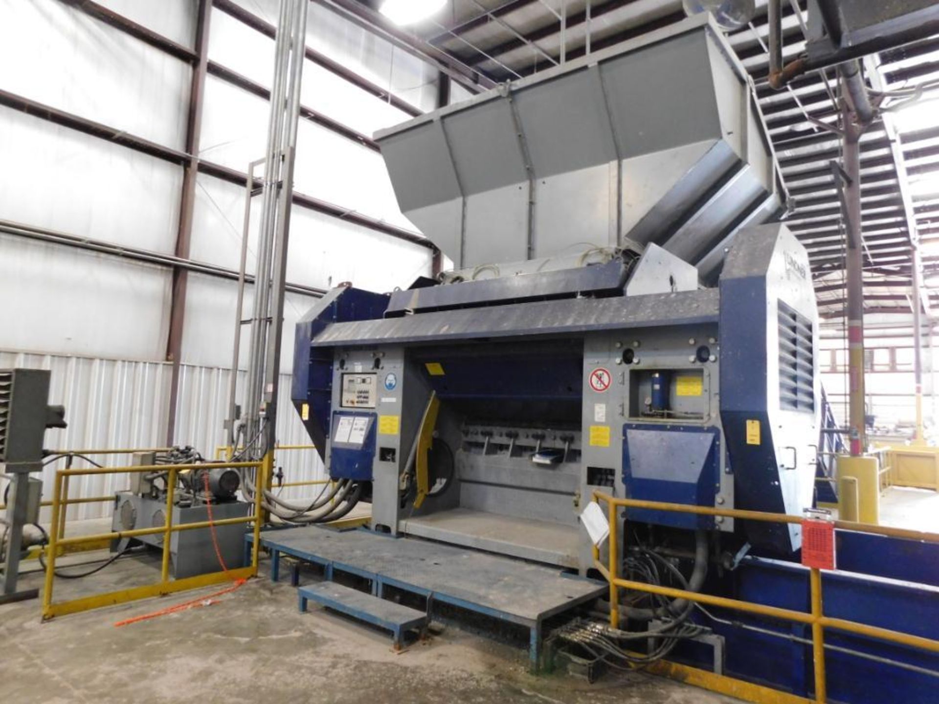 Lindner Single Rotor Shredder Model Meteor 2200, S/N 1424 (2007), (36) Cutters, 116.6 x 116.6 x 37