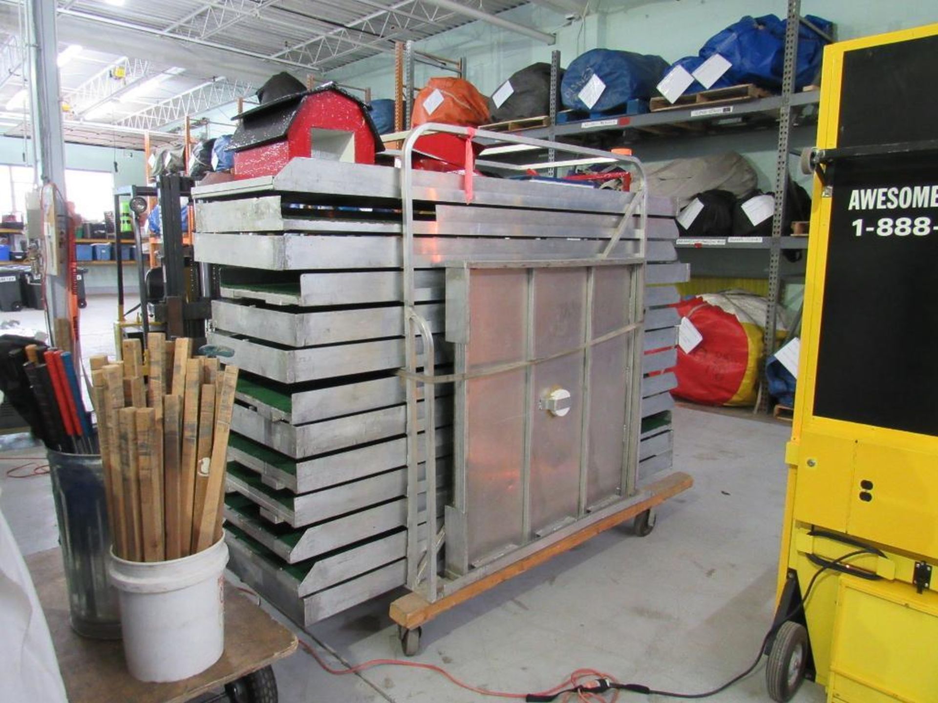9-Hole Mini Golf System Complete with Obstacles, Putters, Golf Balls nad Storage Rack on Wheels - Image 5 of 6