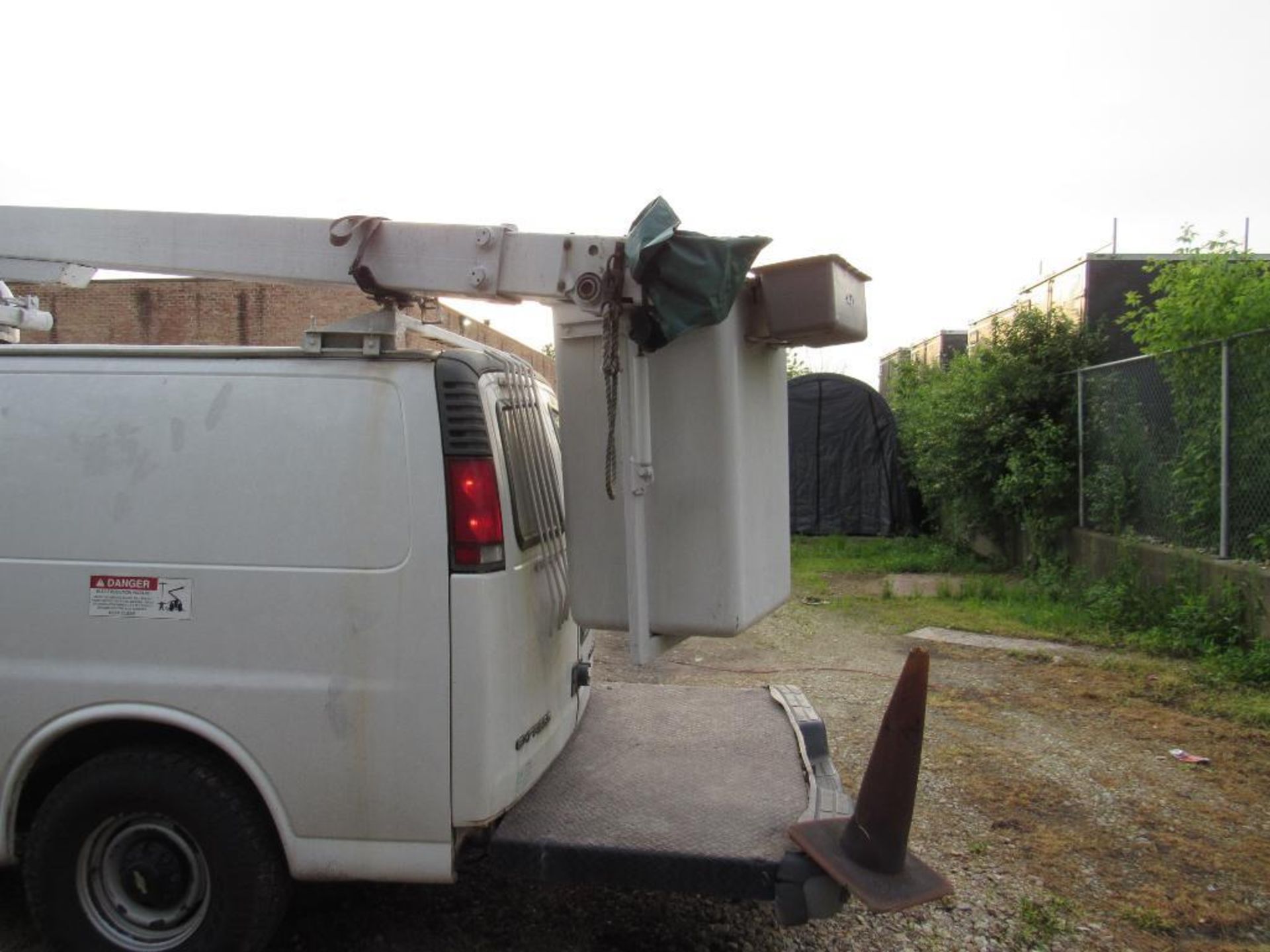 CHEVY 1999 1-Ton Van w/28 ft. Bucket Lift, VIN 1GCHG39R7X1001992, 174,247 Indicated Miles - Image 8 of 25