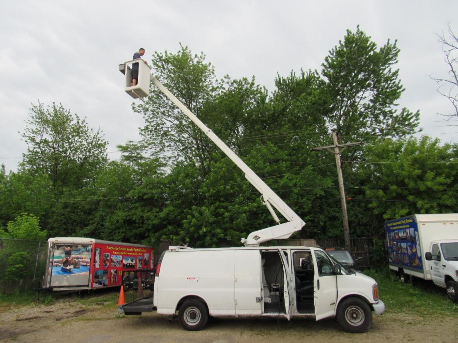 CHEVY 1999 1-Ton Van w/28 ft. Bucket Lift, VIN 1GCHG39R7X1001992, 174,247 Indicated Miles - Image 7 of 25