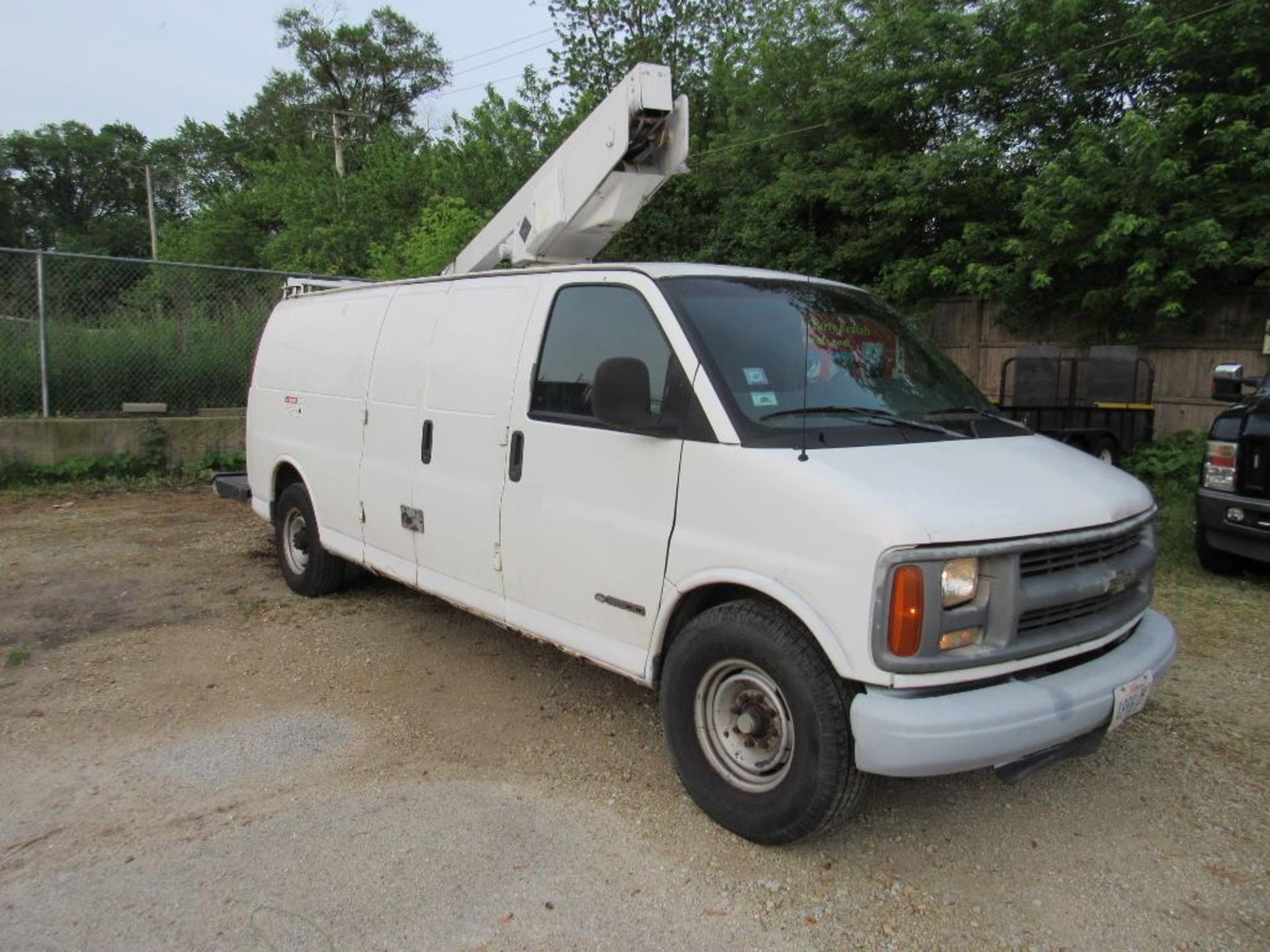 CHEVY 1999 1-Ton Van w/28 ft. Bucket Lift, VIN 1GCHG39R7X1001992, 174,247 Indicated Miles - Image 3 of 25