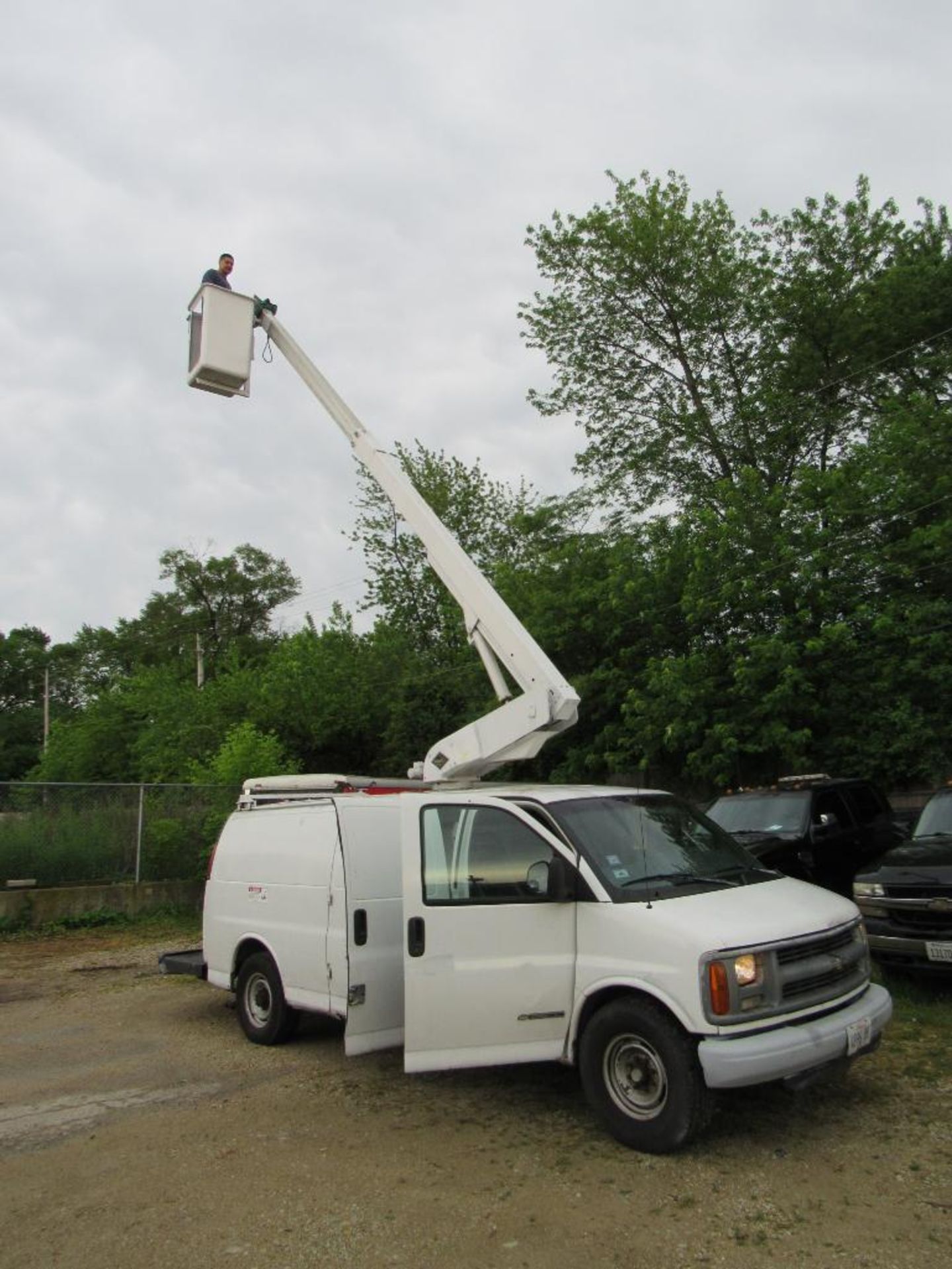 CHEVY 1999 1-Ton Van w/28 ft. Bucket Lift, VIN 1GCHG39R7X1001992, 174,247 Indicated Miles - Image 6 of 25