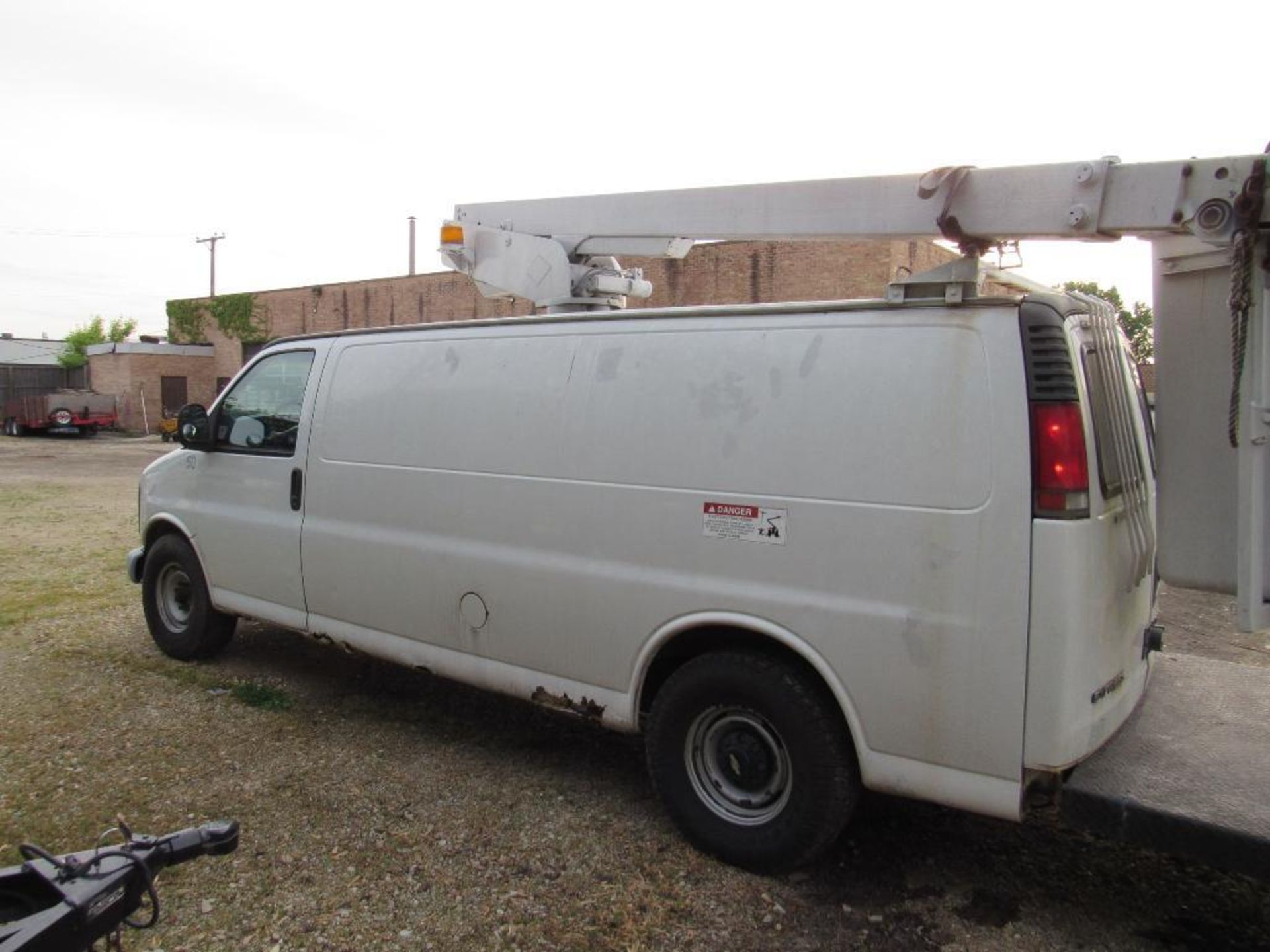 CHEVY 1999 1-Ton Van w/28 ft. Bucket Lift, VIN 1GCHG39R7X1001992, 174,247 Indicated Miles - Image 5 of 25