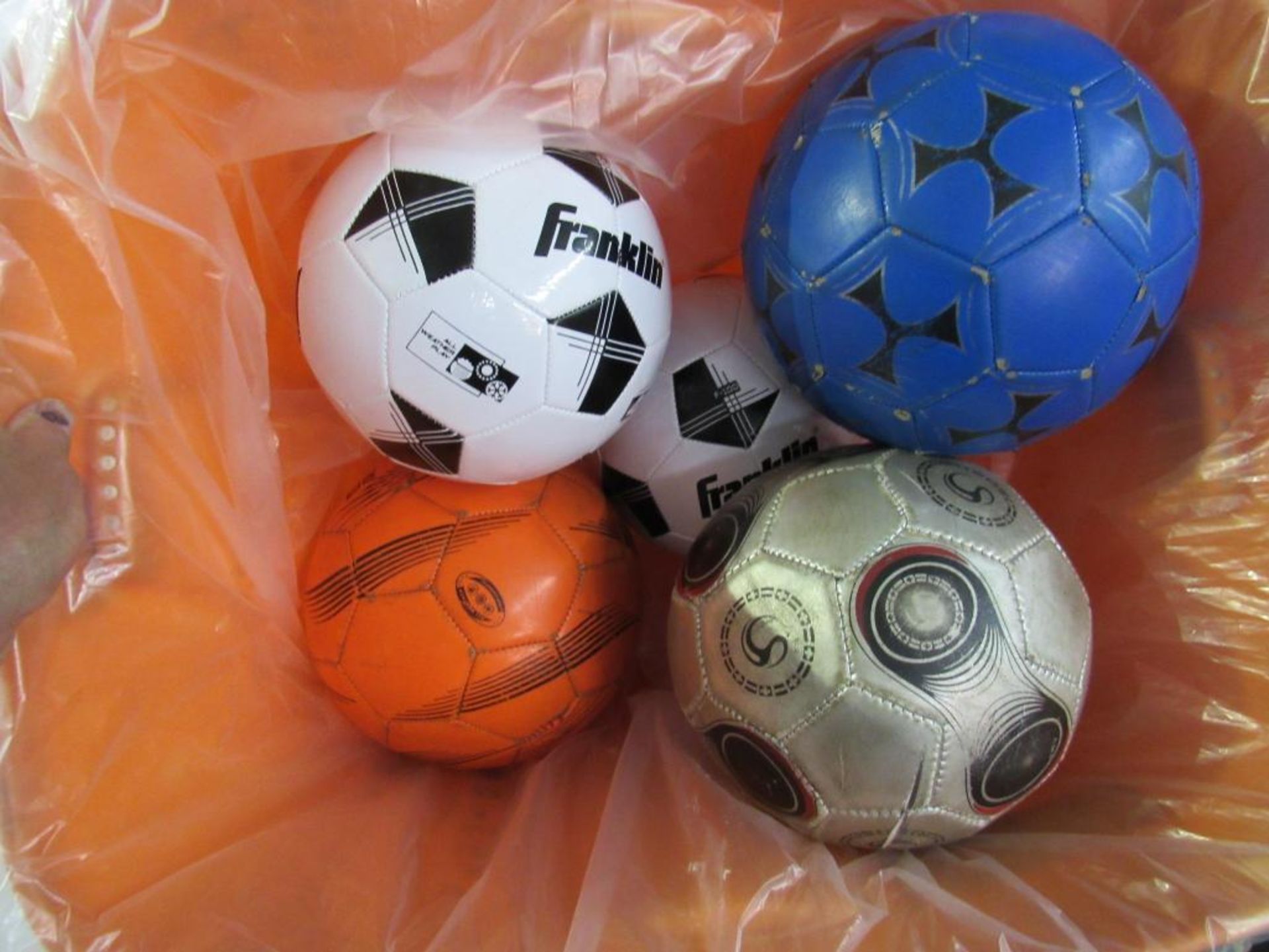 LOT: (5) Soccer Balls in Tub