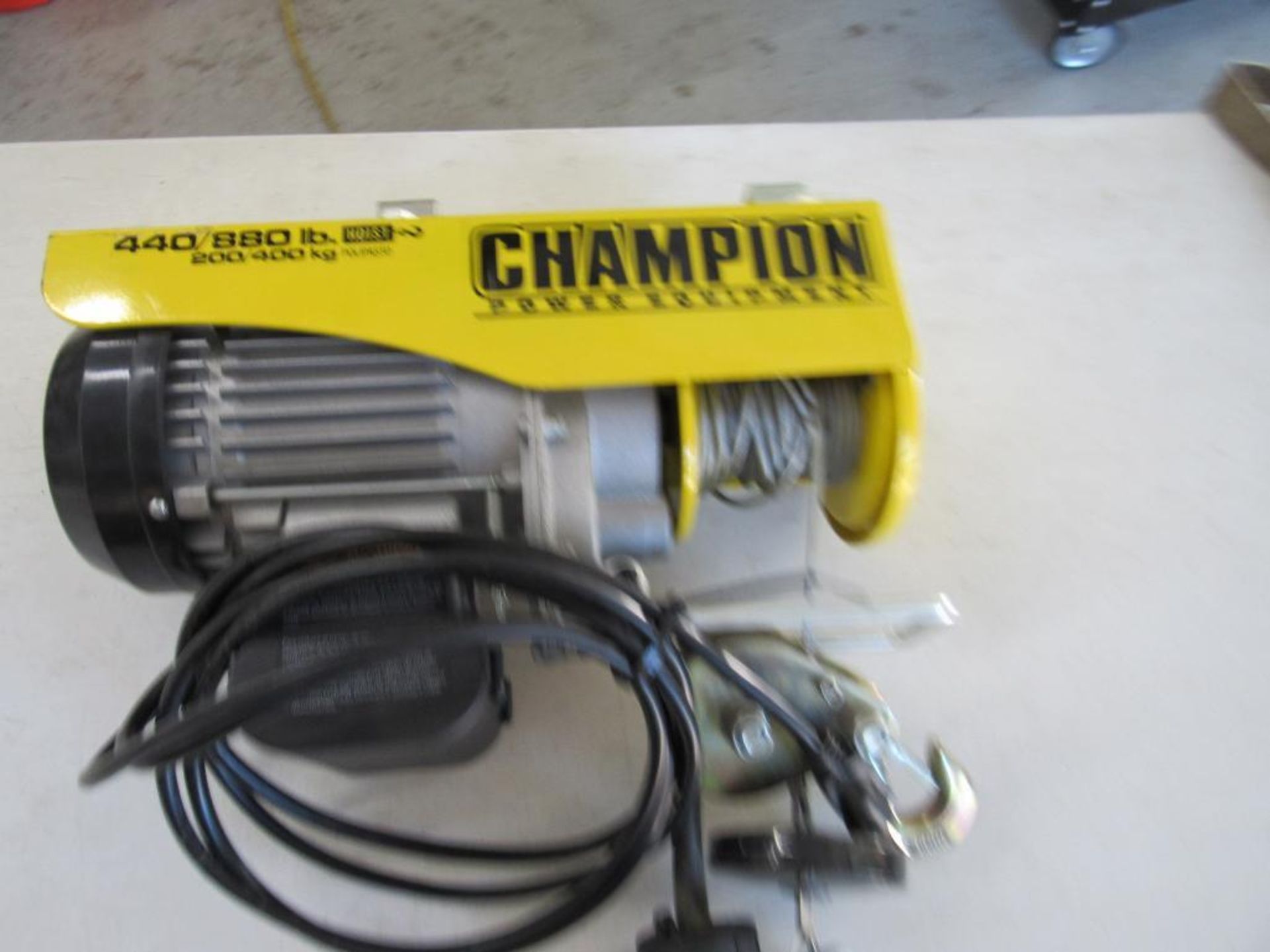 CHAMPION 880 lb. Hoist/Winch 110 v