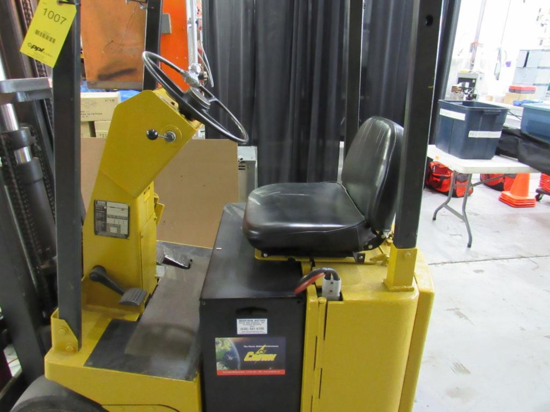 CLARK Electric Fork Lift 2050 lb. Capacity, 3 Mast, Model TW25B, S/N TW125-386-2334, 5881 Hours Indi - Image 4 of 12