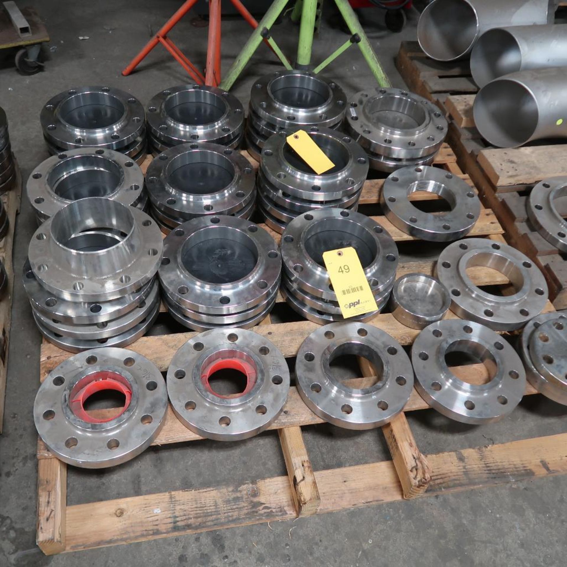LOT: Assorted 6 in and 4 in. Weld Flanges