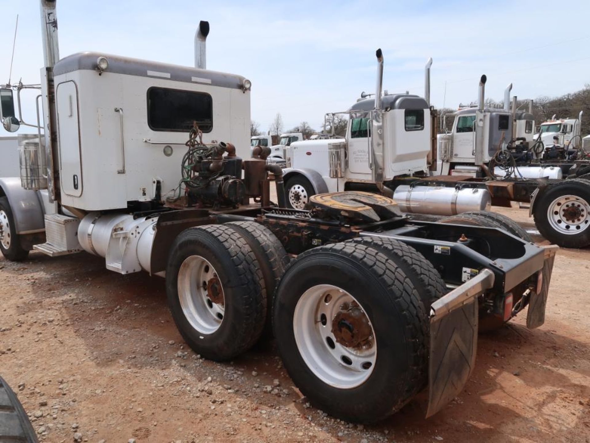 2013 Peterbilt Model 389, Tandem Axle Tractor, 14.9L L6 Diesel, w/ Small Sleeper, Challenger Vacuum - Image 4 of 8