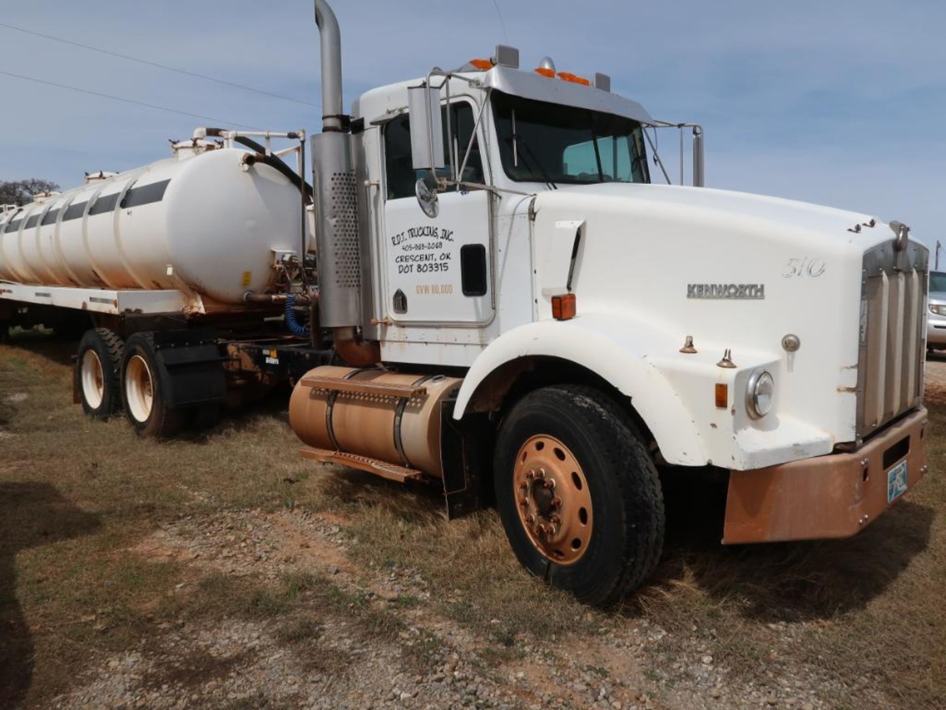 1993 Kenworth Model T800, Tandem Axle Tractor, 14.0L L6 Diesel, VIN: 1XKDD69X1PS597669, 1,191,600 In - Image 3 of 5