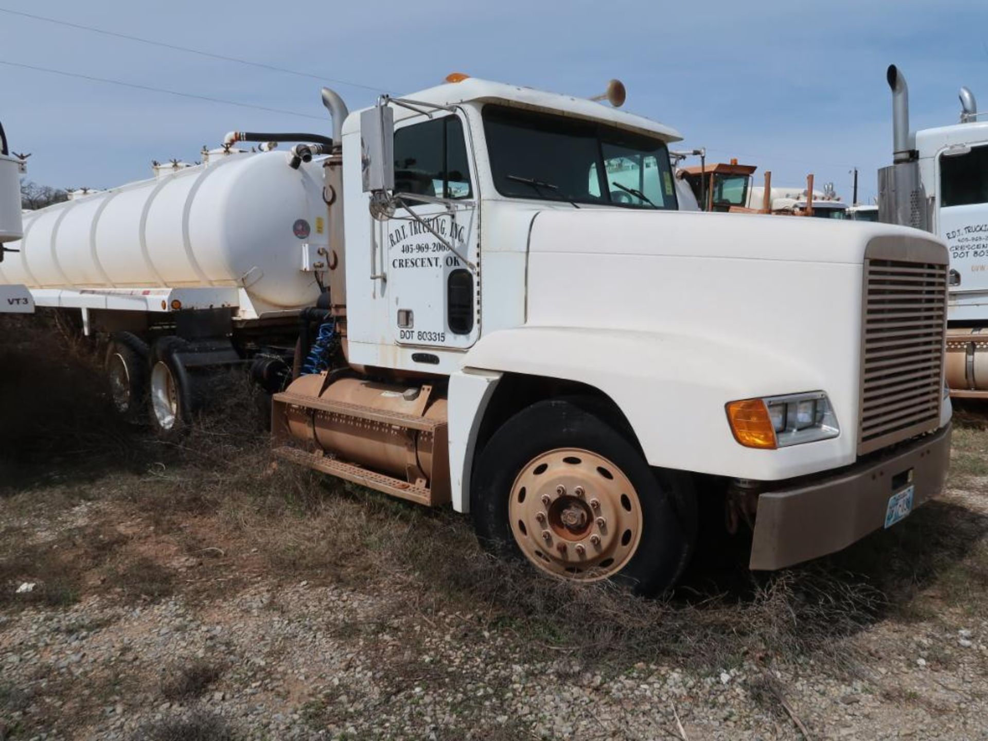 2000 Freightliner Model FLD120, Tandem Axle Tractor, 14.0L L6 Diesel, 10-Speed Trans, VIN: 1FUYDCYB2 - Image 2 of 5