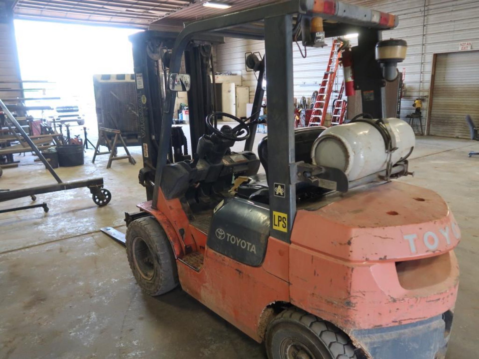 Toyota 5000 lb. LP Forklift Model 7FGU25, S/N 73863, Pneumatic Tires, 3-Stage Mast, Side Shift, 4250 - Image 2 of 6