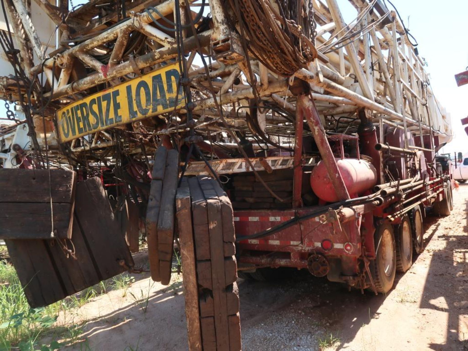 Rig 31: Franks 5-Axle Well Service Rig, Detroit S-60, 5860 Transmission, 108 ft. 250 lb. Derrick, VI - Image 4 of 11