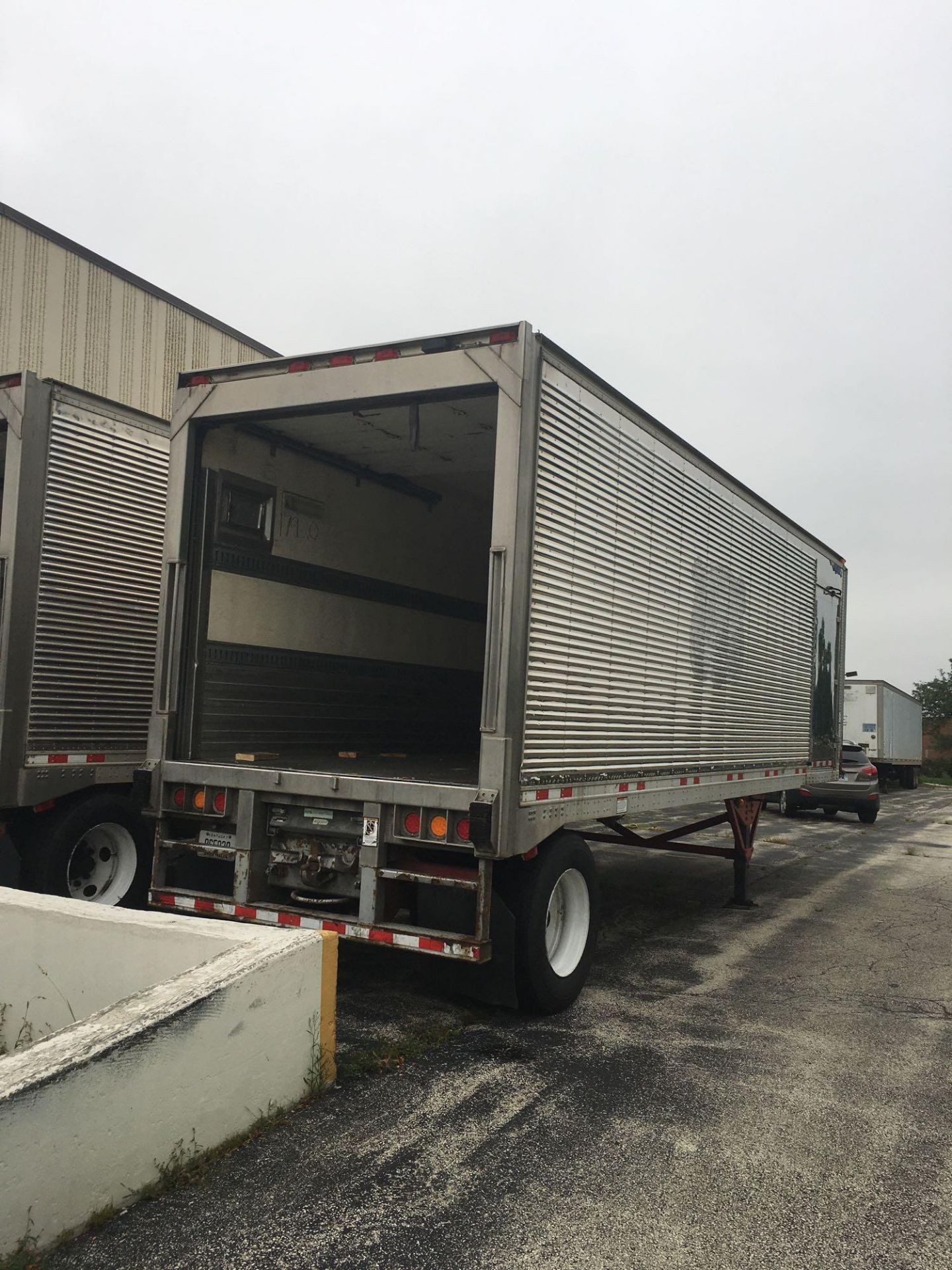 GREAT DANE 29 ft. Stainless Steel Side SA Refrigerated Trailer Carrier Refrigeration VIN 1GRAA56157S - Image 2 of 7