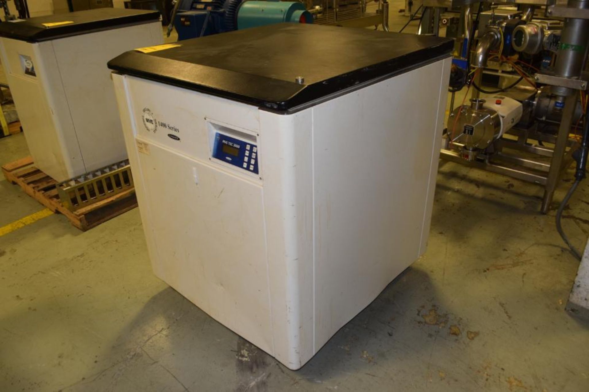 CHART MVE Series Cryogenic Liquid Nitrogen Freezer Model MVE 1426CAF-GB, Neck Opening Approximate 31 - Image 2 of 4