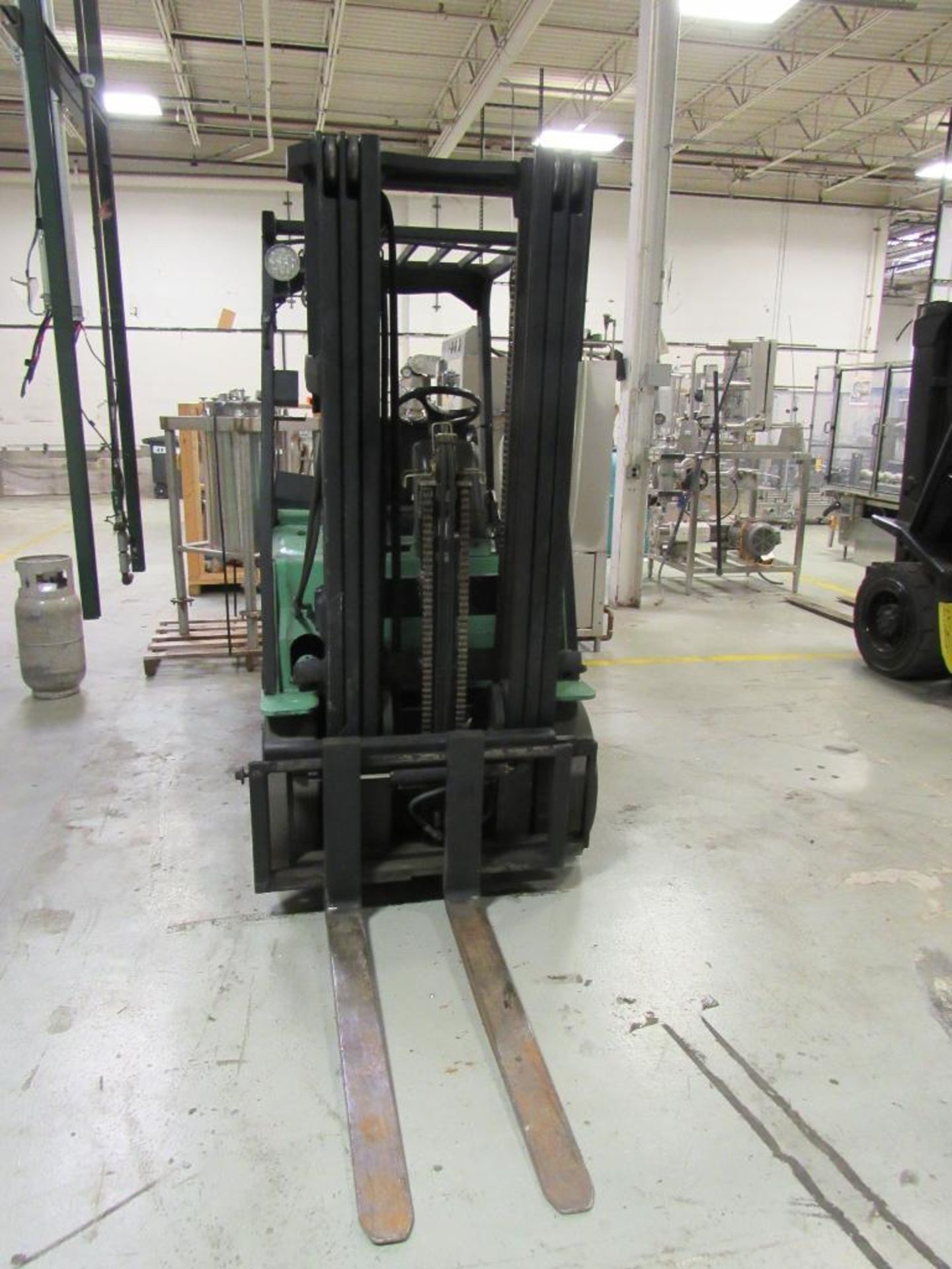 MITSUBISHI 5000 lb. LP Fork Lift Model FGC25K, Solid Rubber Tires, Overhead Guard, 3-Stage Mast, Sid - Image 3 of 6