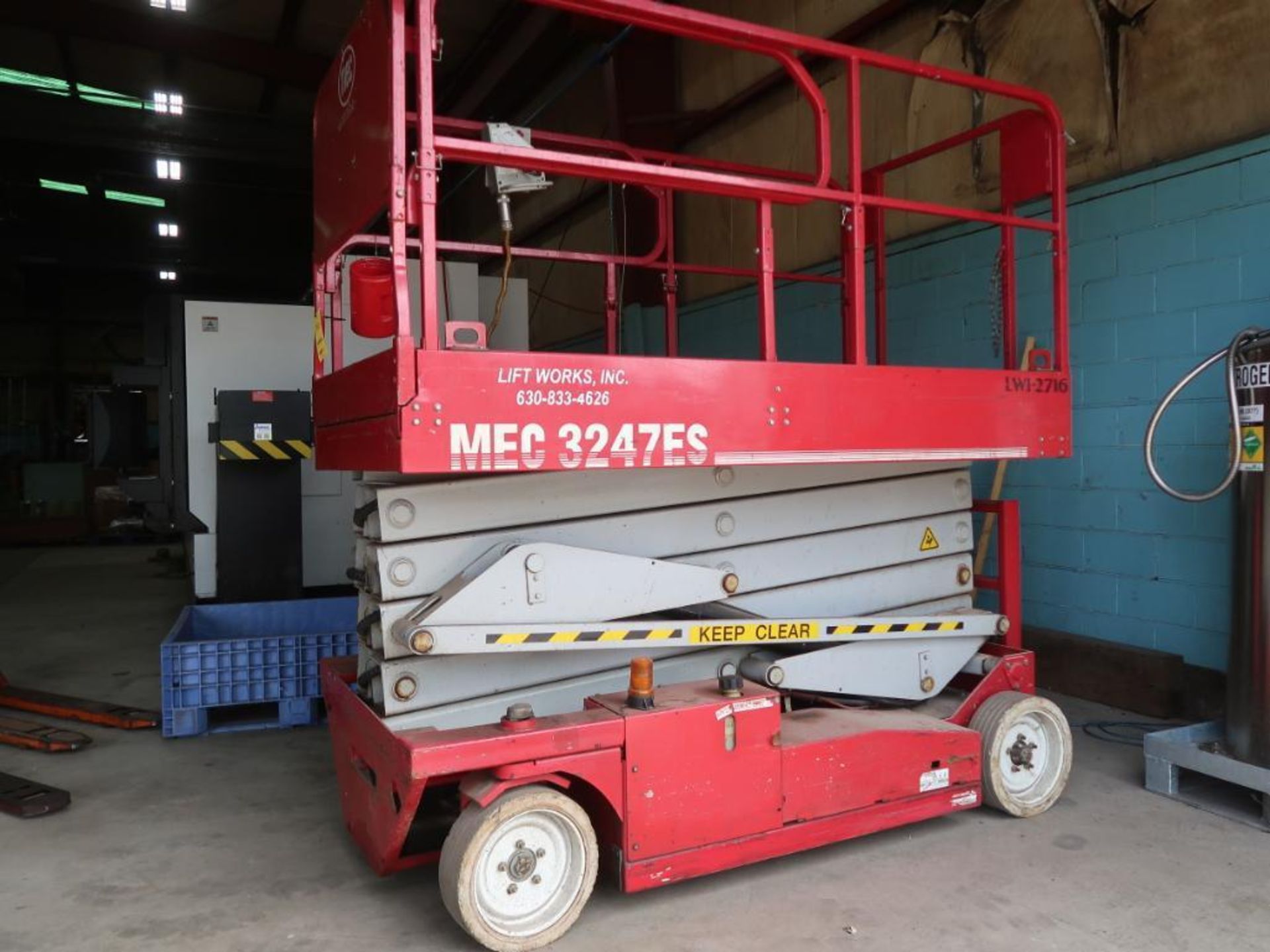 MEC 700 lb. Electric Manlift Model 3247ES, S/N 10001834, Non-Marking Tires, 435 hours indicated (mac - Image 2 of 5