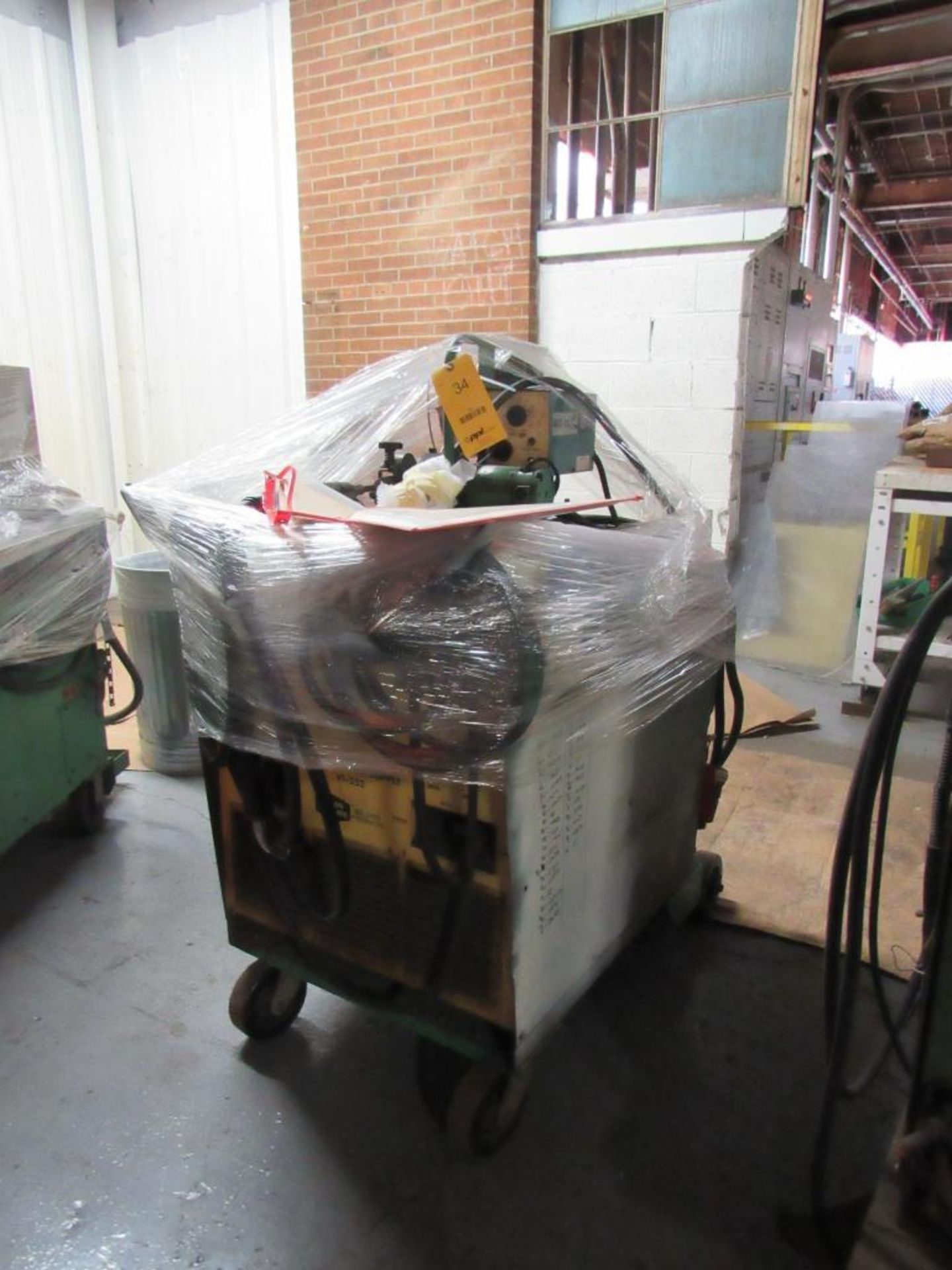 Union Carbide 250 Amp MIG Welder Model V1-252 with Wire Feed & Cables (LOCATED IN SOUTH MILWAUKEE,