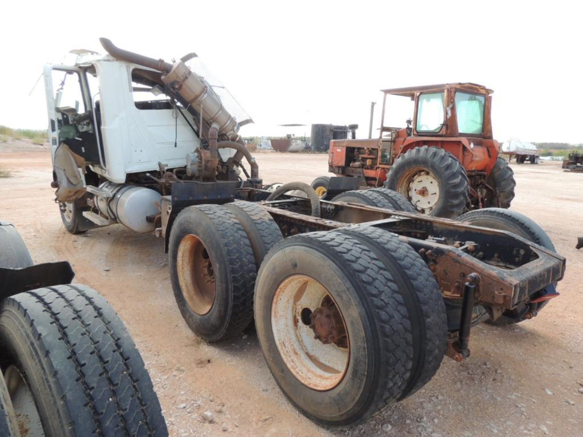 2008 Mack Pinnacle CHU613 T/A Tractor, MP8 , No Trans, 214 WB, Roots Rotary Lobe Blower, ( - Image 4 of 4