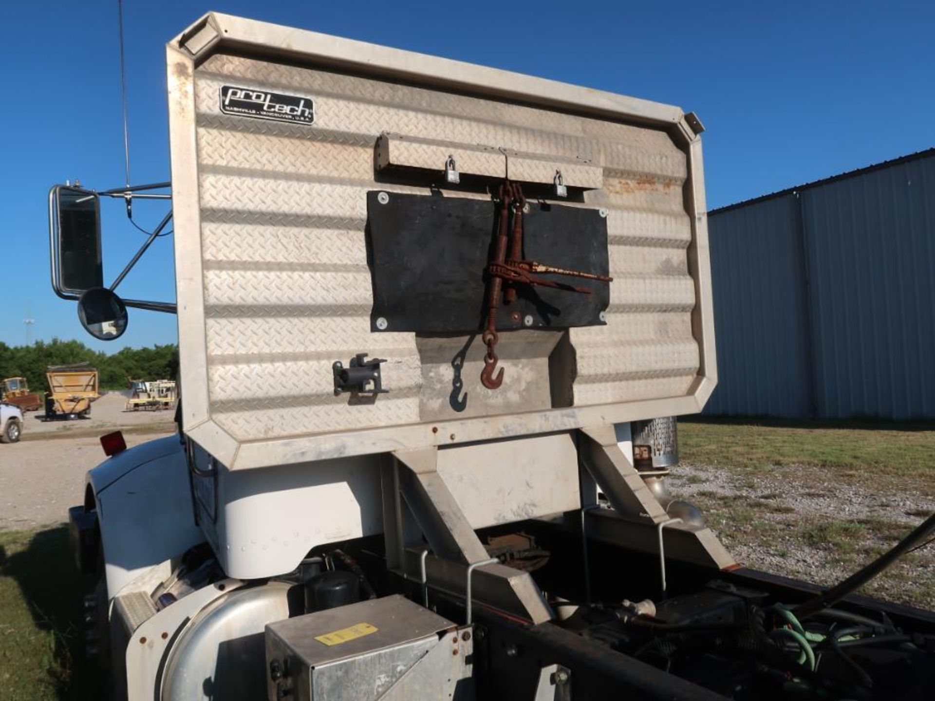 2000 Peterbilt Dual Tandem-Axle Tractor Pull Truck, VIN 2NPNLD9X4YM536462, Blue Knob 15-Speed (est.) - Image 6 of 10