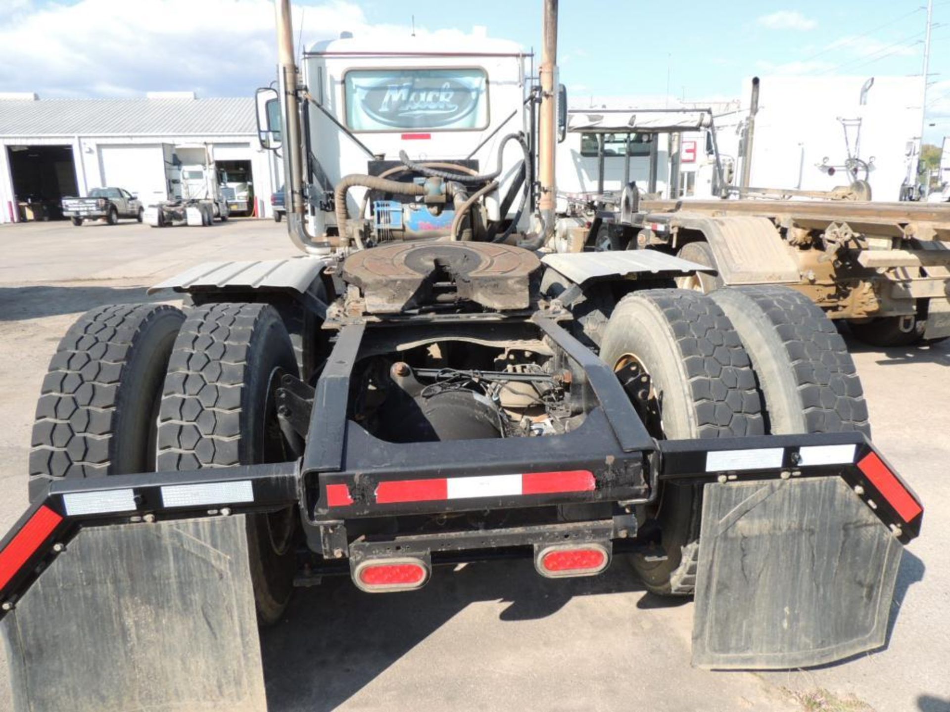 2011 Mack Pinnacle 13 Tractor, MP8, Maxi Torque 13 Spd. Trans, 214 WB, Fruitland RCF500 Pump Vin # - Image 5 of 6