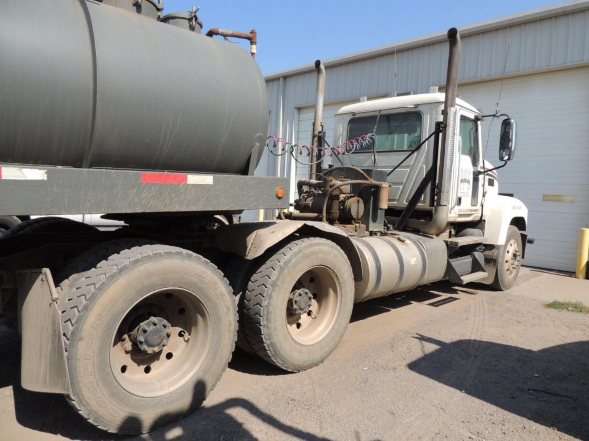 2011 Mack Pinnacle CHU613 Tractor, MP8, Maxi Torque 13 Spd. Trans, 214 WB, Fruitland RCF500 Pump Vin - Image 4 of 4