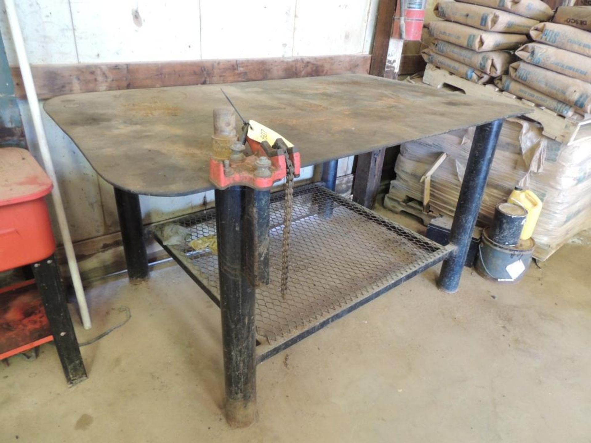 LOT: 49 in. x 80 in. Welding Bench with Ridgid Top Screw Chain Vise (LOCATED IN HENNESSEY, OK. -