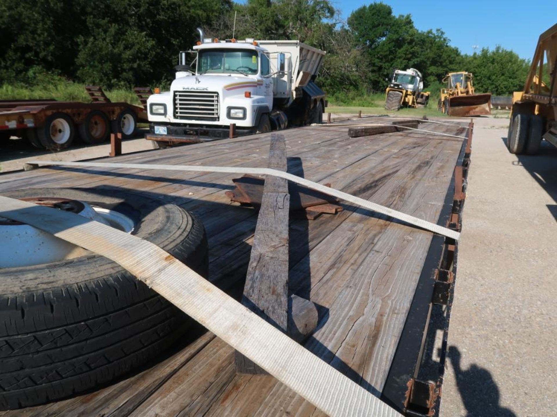 2005 Banens 40 ft. Dual Tandem-Axle Gooseneck Trailer, VIN 3A9S6242X5C101026 (#TR-118) (needs - Image 3 of 5