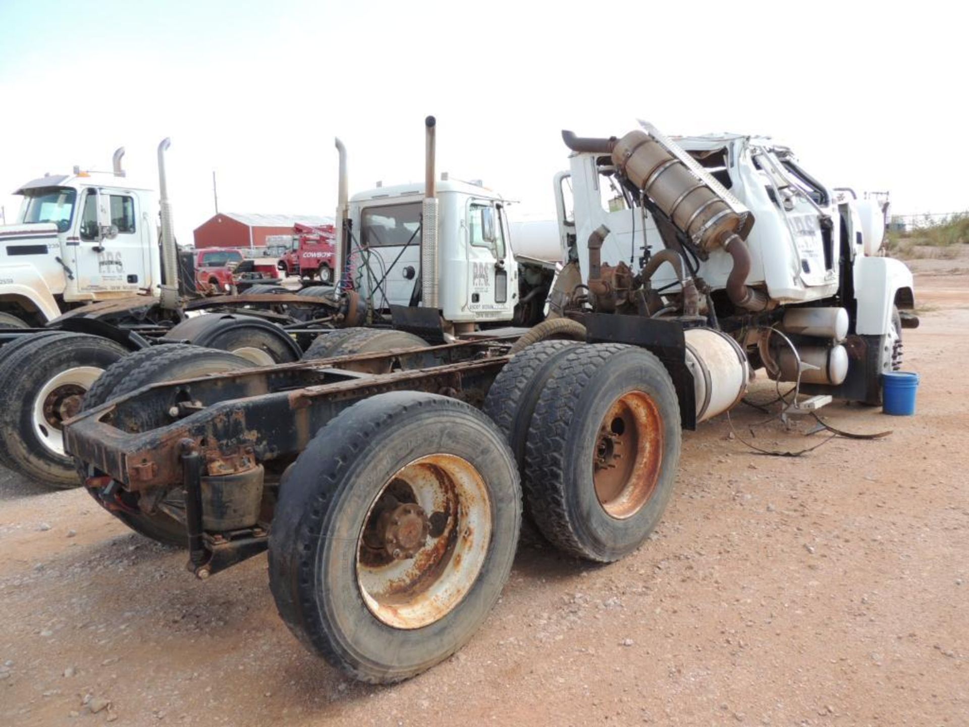 2008 Mack Pinnacle CHU613 T/A Tractor, MP8 , No Trans, 214 WB, Roots Rotary Lobe Blower, ( - Image 3 of 4