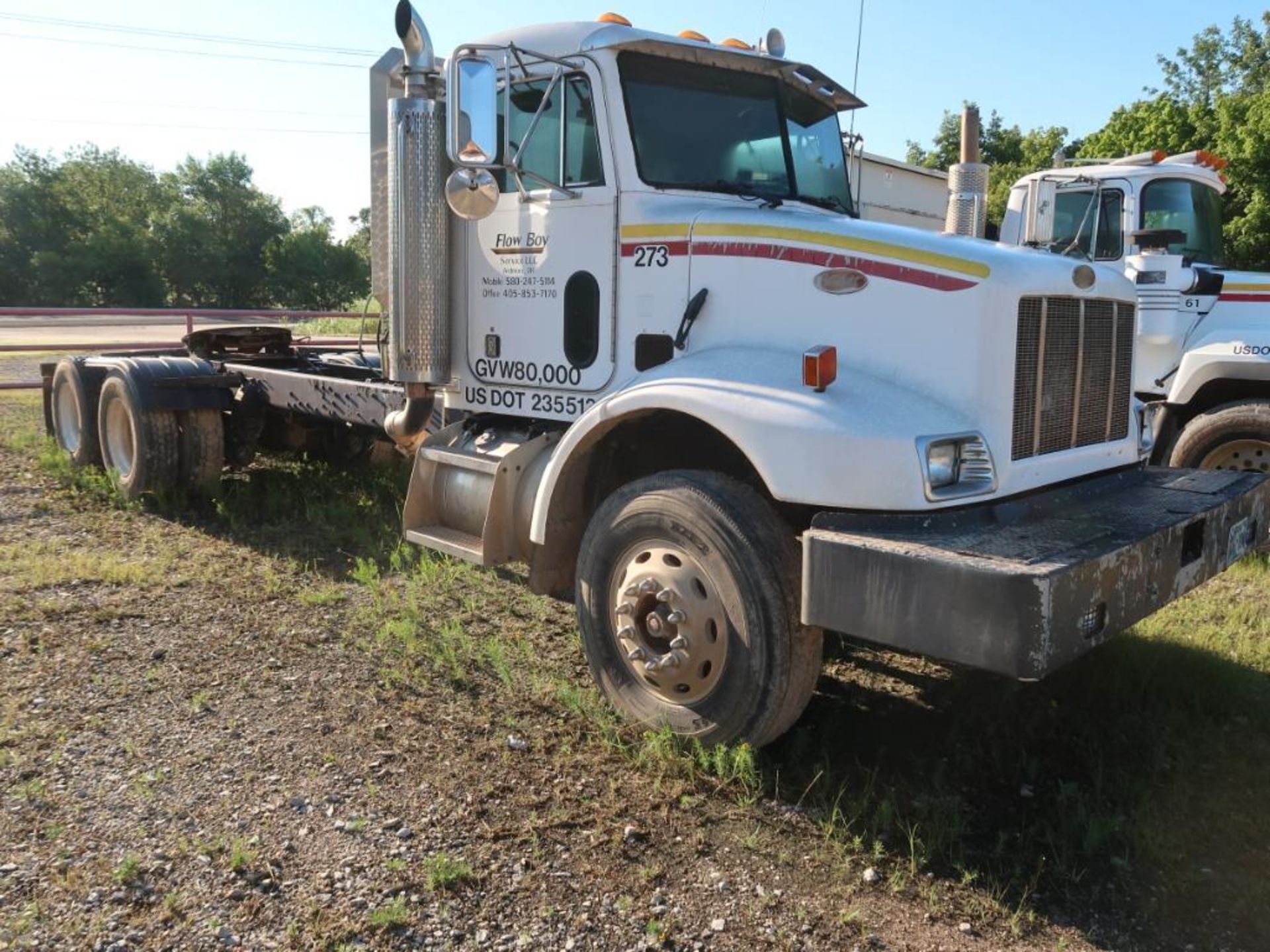 2000 Peterbilt Dual Tandem-Axle Tractor Pull Truck, VIN 2NPNLD9X4YM536462, Blue Knob 15-Speed (est.) - Image 3 of 10