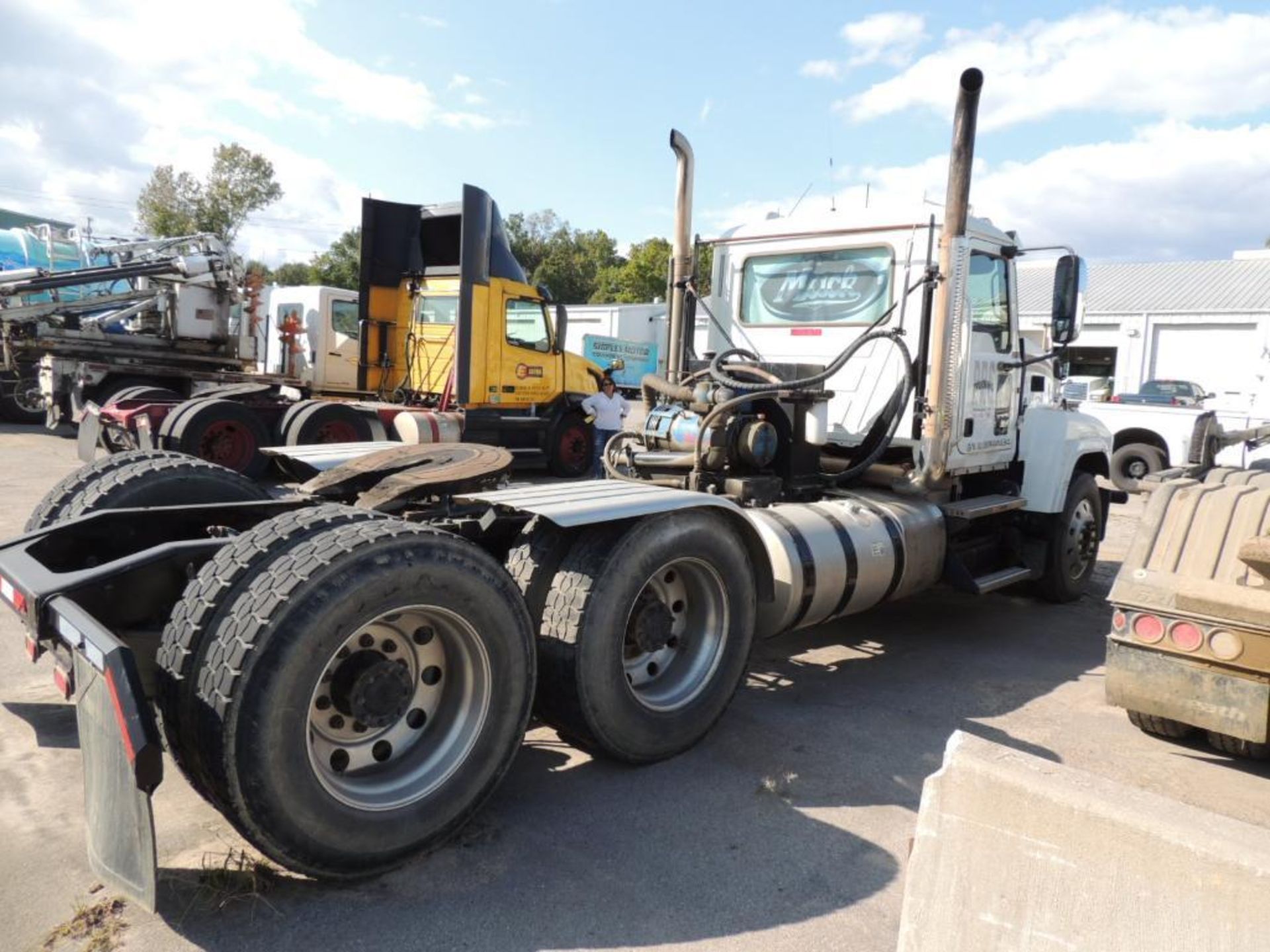 2011 Mack Pinnacle 13 Tractor, MP8, Maxi Torque 13 Spd. Trans, 214 WB, Fruitland RCF500 Pump Vin # - Image 4 of 6