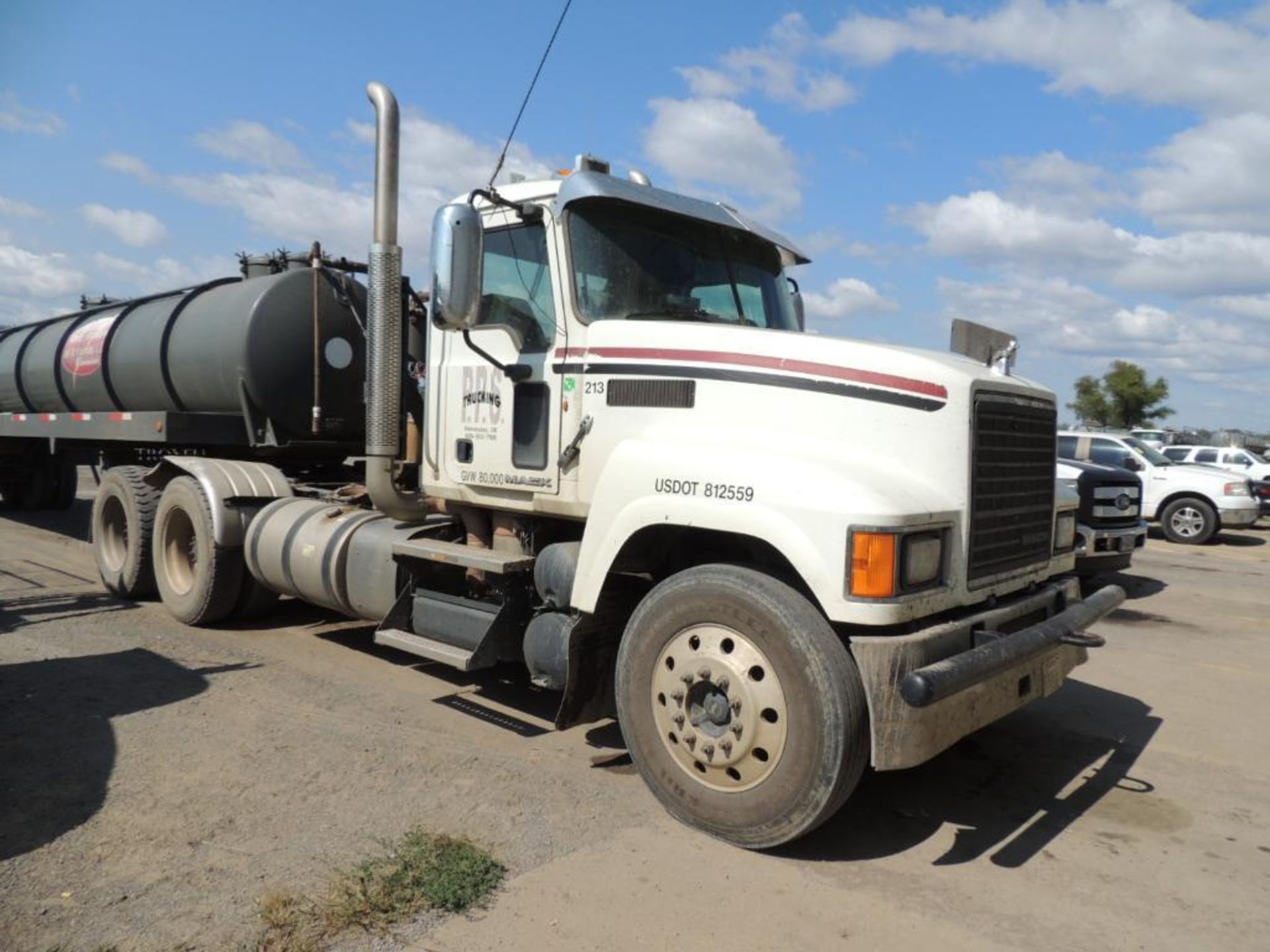 2011 Mack Pinnacle CHU613 Tractor, MP8, Maxi Torque 13 Spd. Trans, 214 WB, Fruitland RCF500 Pump Vin - Image 2 of 4