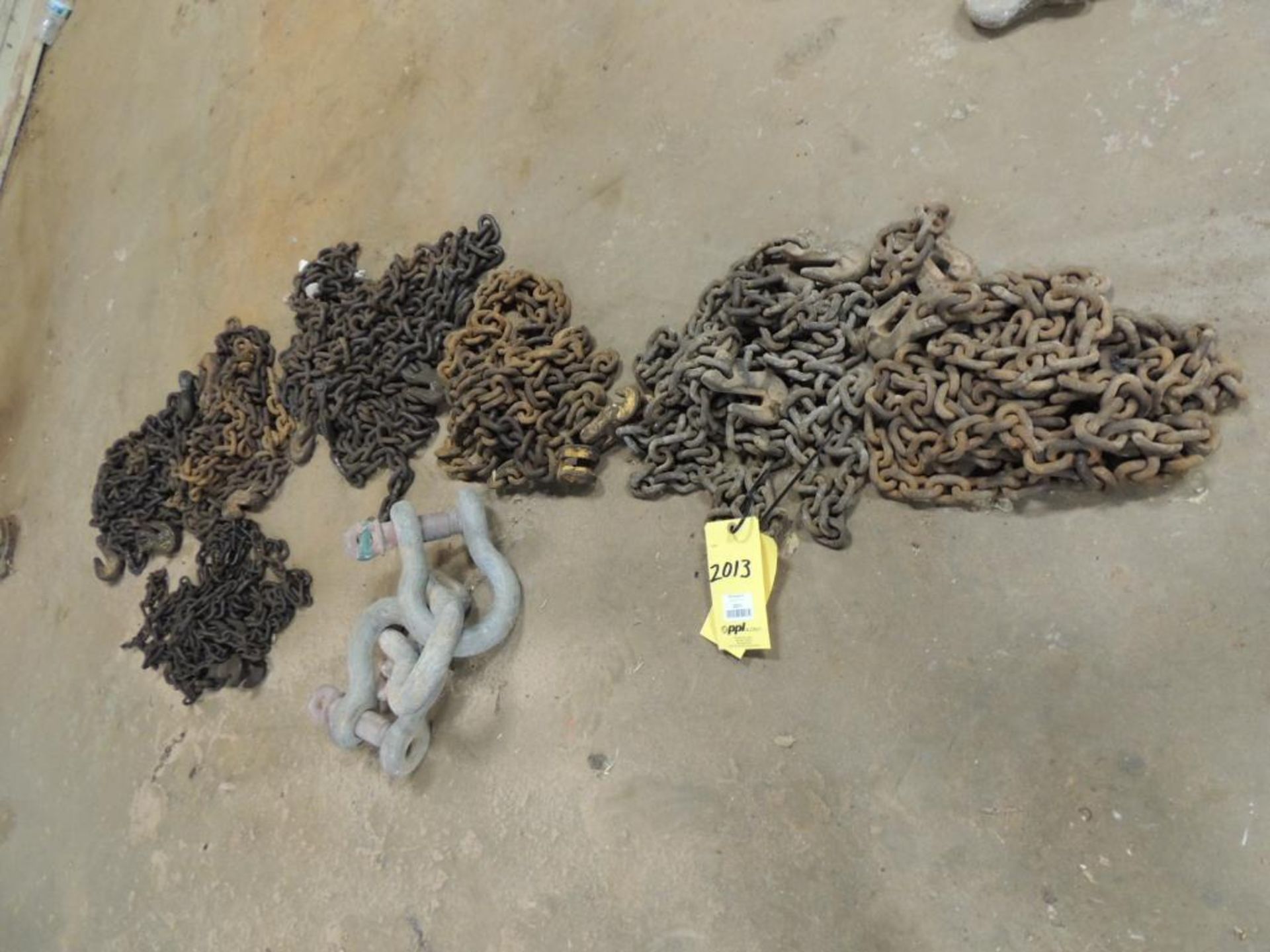 LOT: Assorted Chains and (3) 1.5 In. Shakles(Located Cowboy Bldg)(LOCATED IN HENNESSEY, OK)