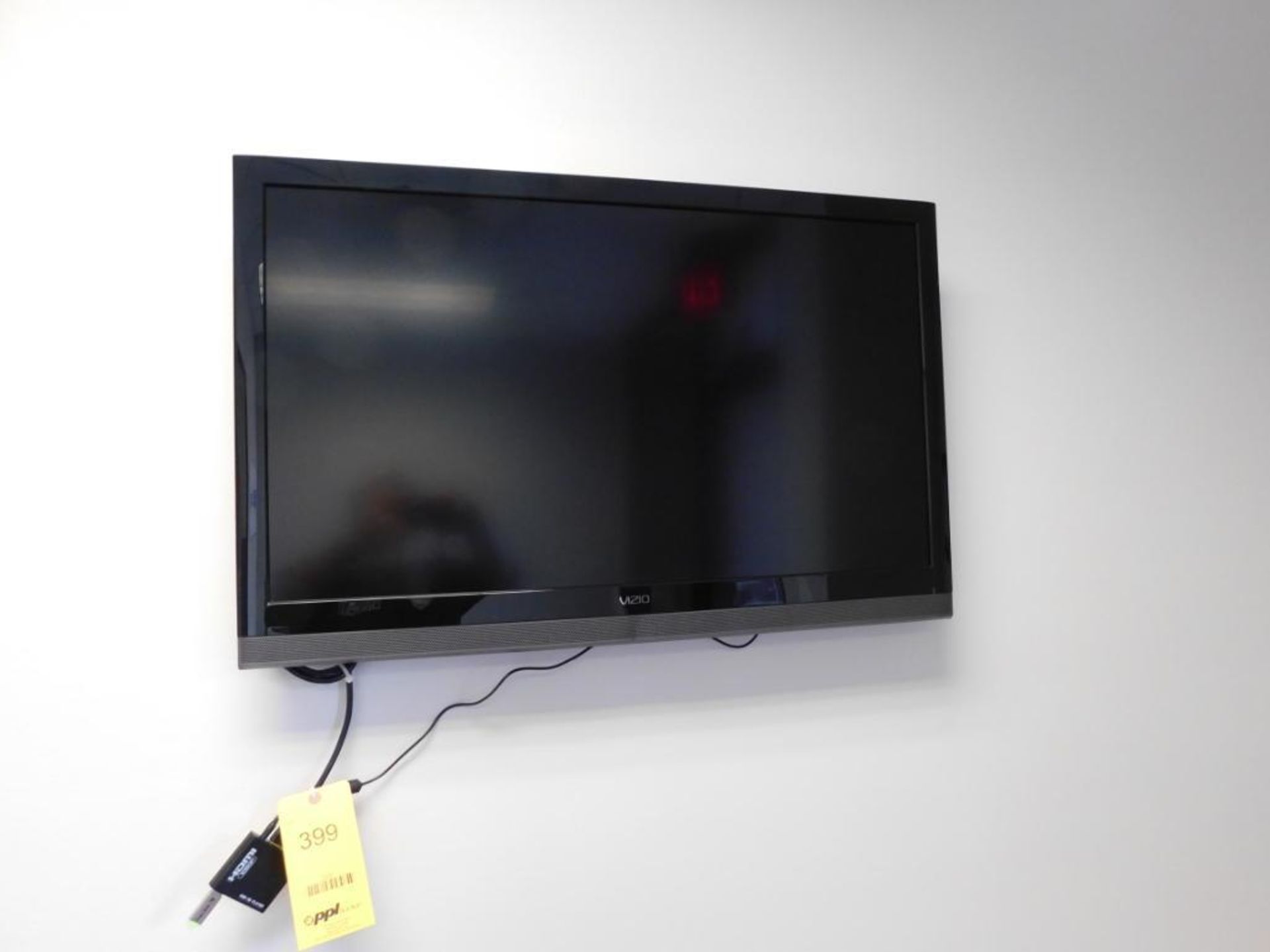 Vizio 36 in. Flat Screen Wall Mount TV