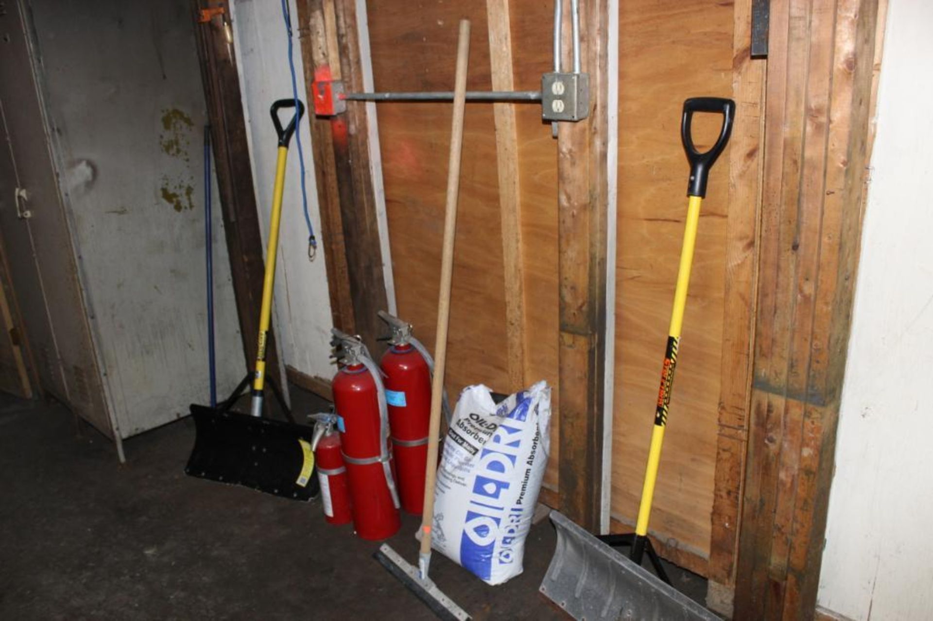 LOT: Contents of Maintenance Room including Hardware, Ladders, Shovels, Spare Parts, Hand Tools, Tab - Image 6 of 6