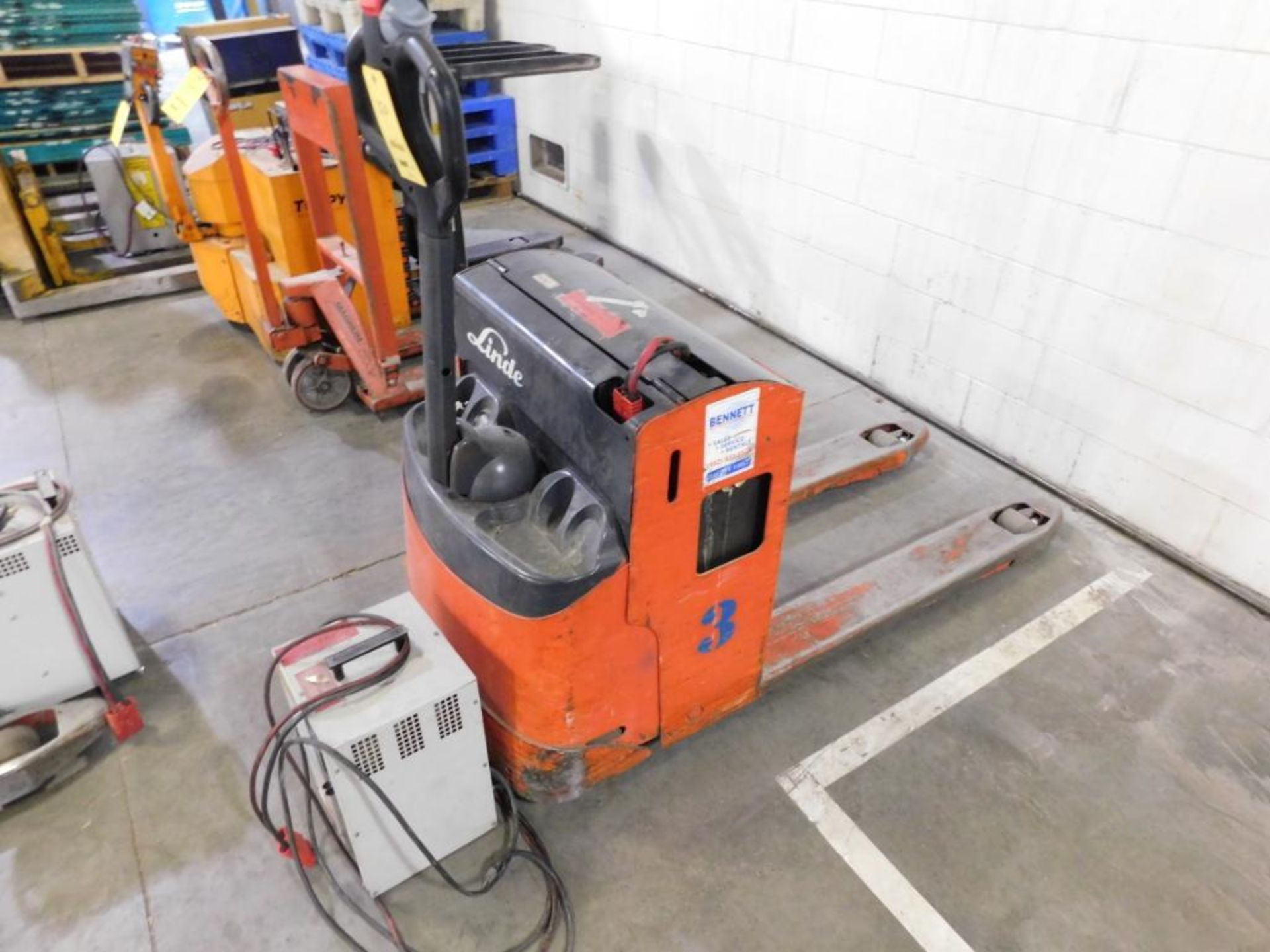 Linde Walk-Behind Electric Pallet Jack, 3275 hours (LOCATED IN MINNEAPOLIS, MN.)