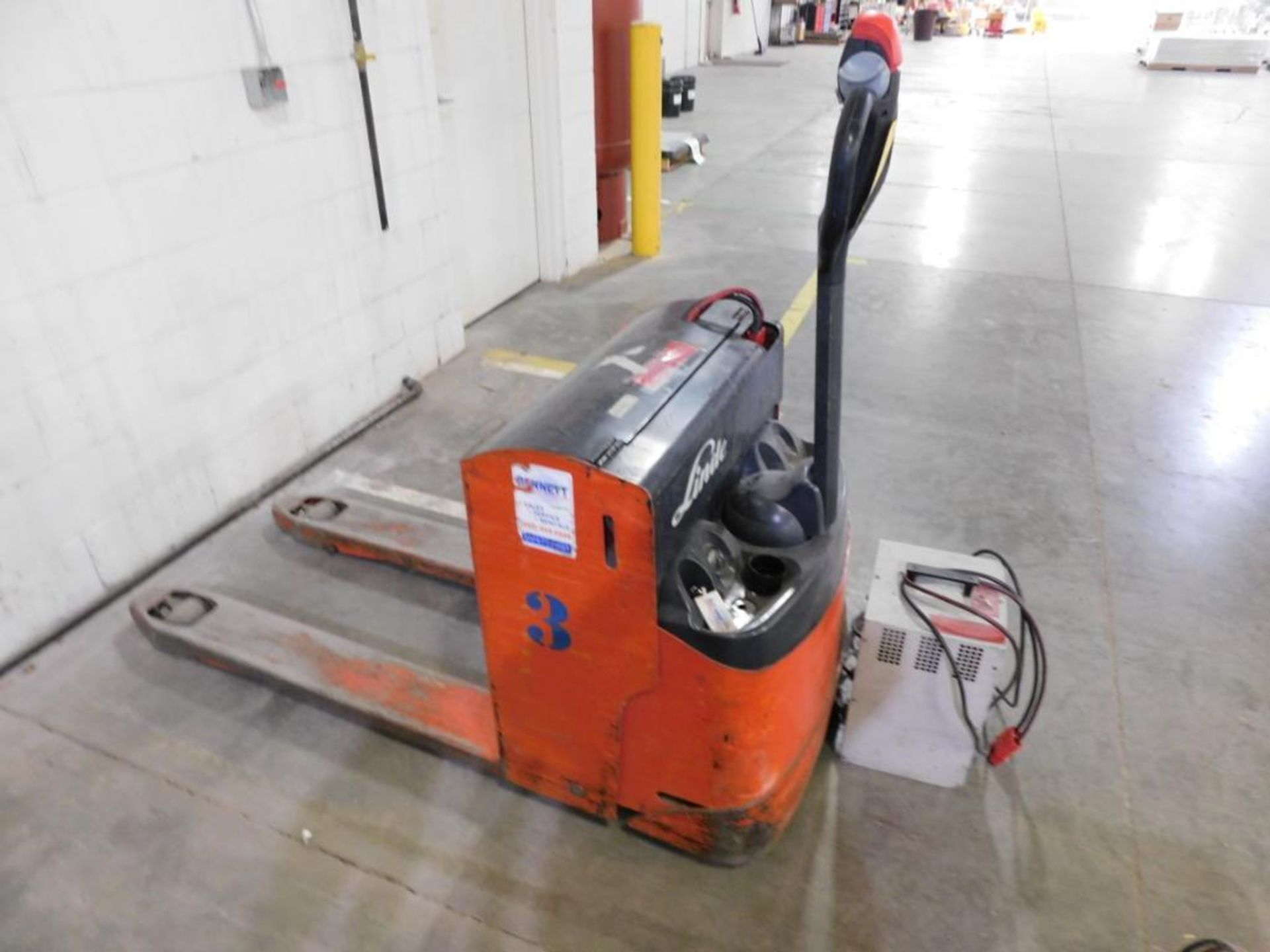 Linde Walk-Behind Electric Pallet Jack, 3275 hours (LOCATED IN MINNEAPOLIS, MN.) - Image 2 of 3