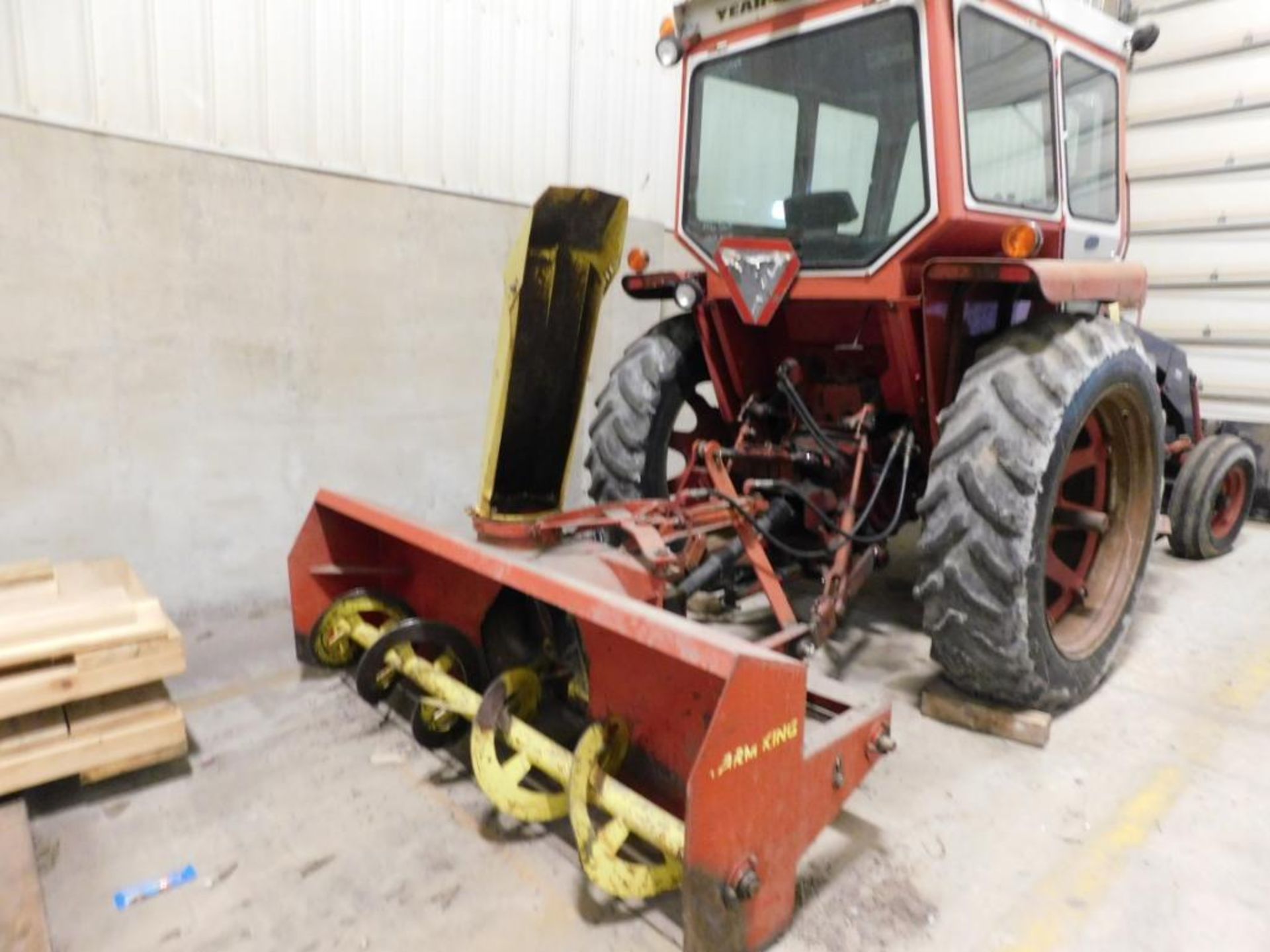 LOT: International Farm Tractor Model 666, S/N 2450152U008807, Loader, Cab, Farm King 84 in. Model - Image 2 of 6