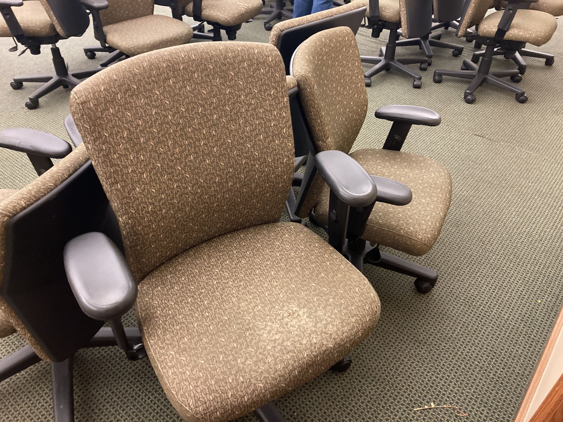 5 office chairs - Image 2 of 2