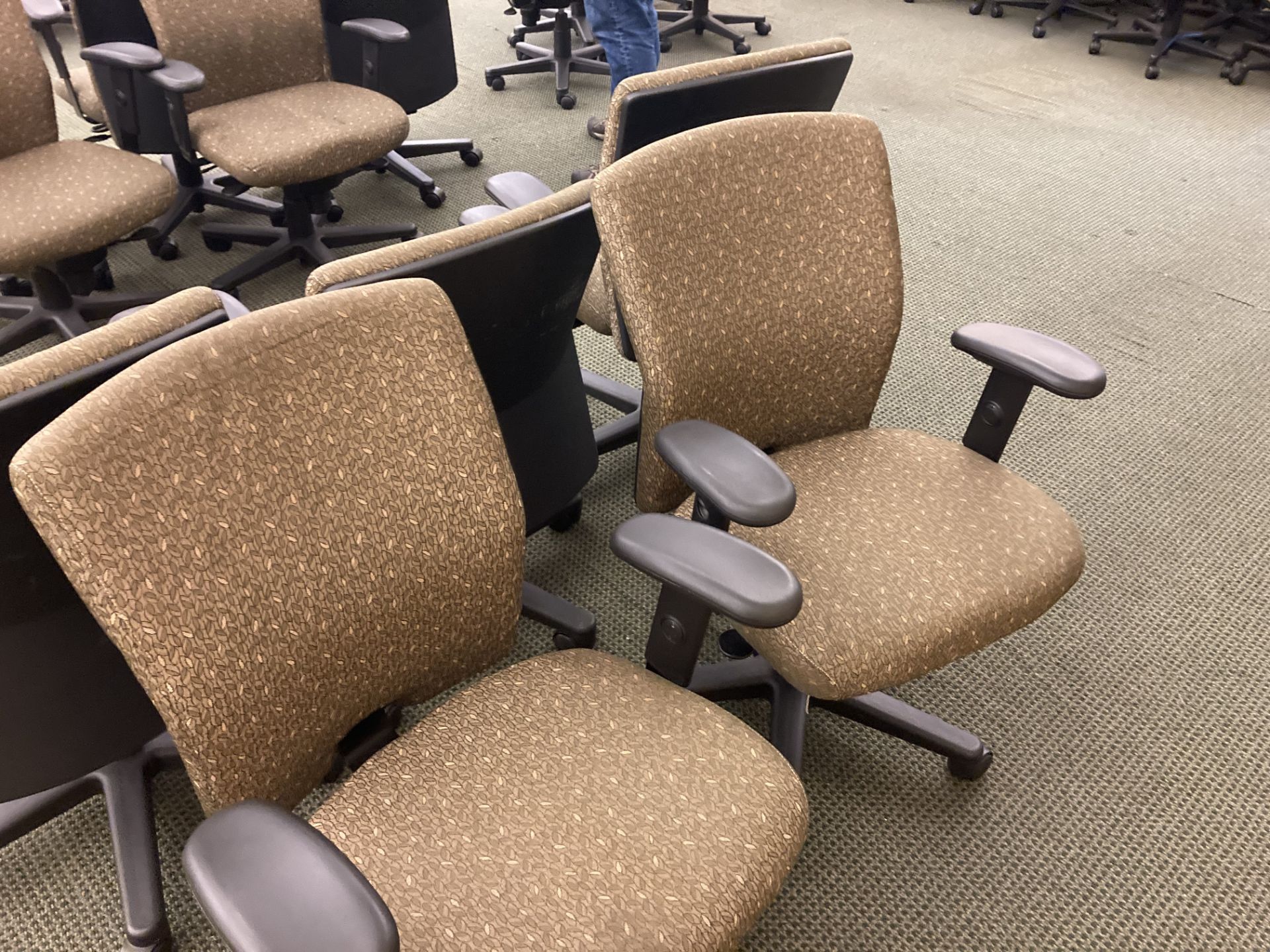 5 office chairs - Image 2 of 2