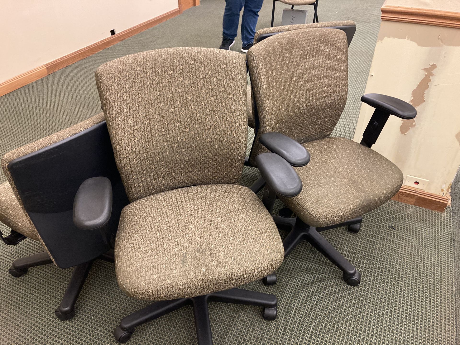 5 office chairs - Image 2 of 2